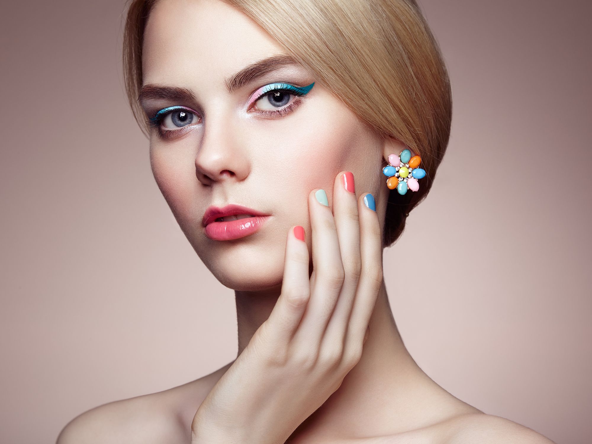 Oleg Gekman Women Blonde Hairbun Make Up Eyeshadow Colorful Lipstick Gloss Fashion Hand On Face Simp 2000x1500