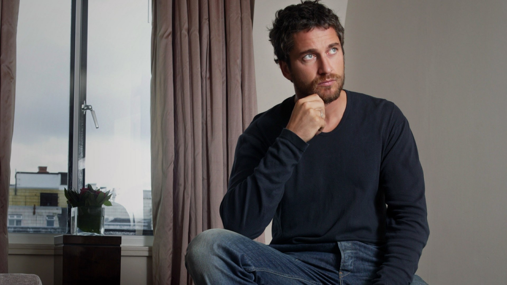 Gerard Butler 1920x1080