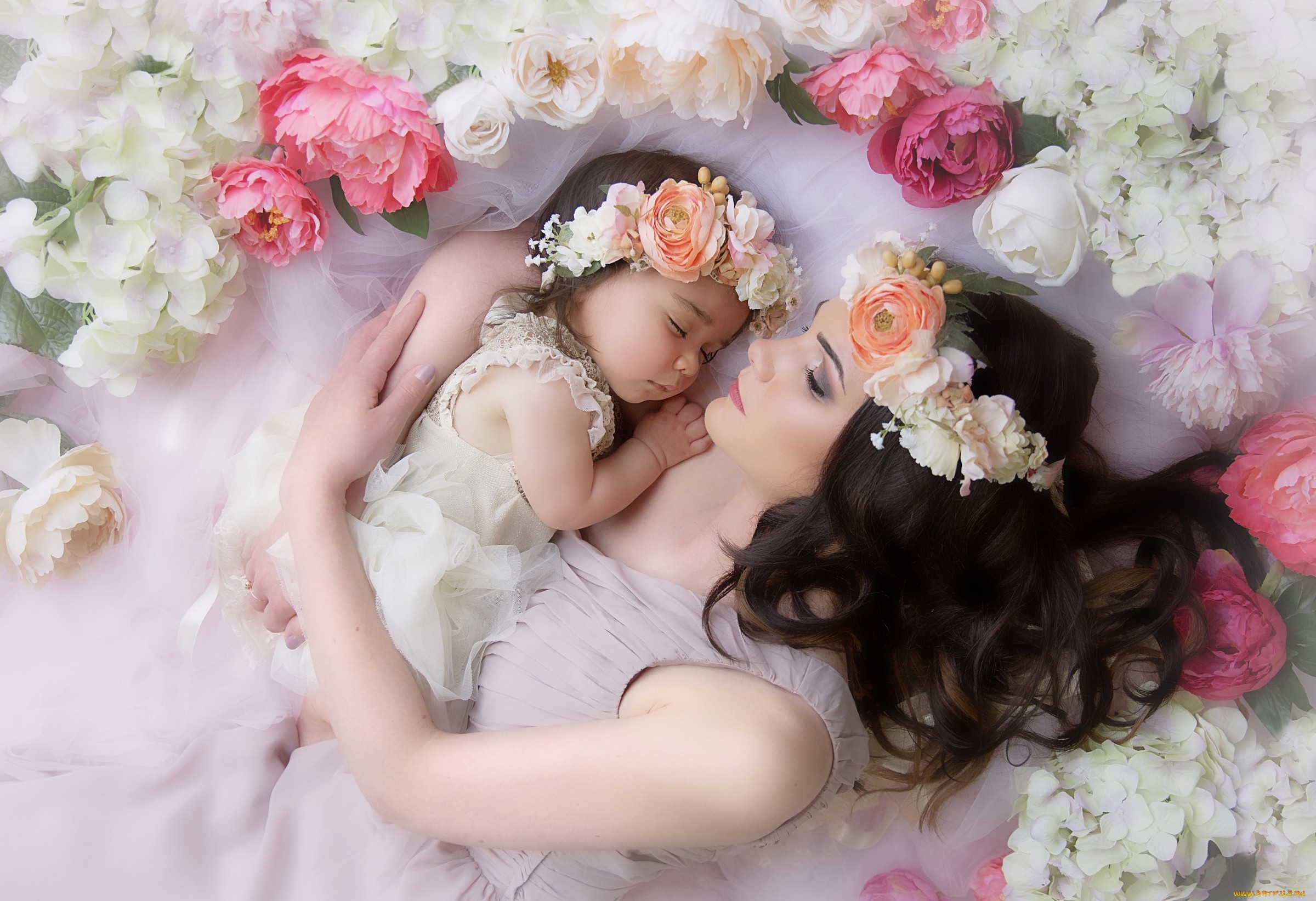 Women Baby Mother Wreaths Brunette Hugging 2400x1644