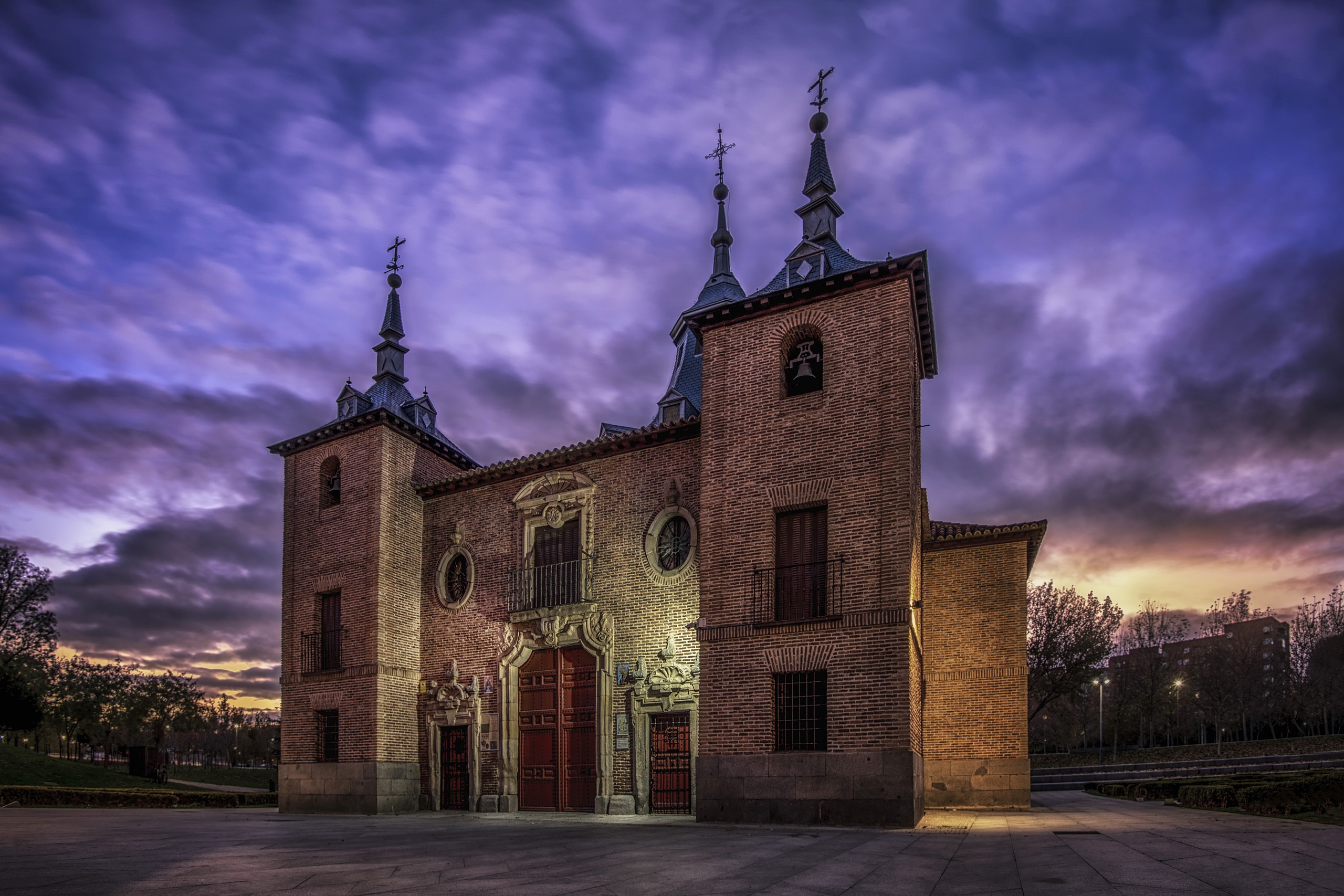 Madrid Building Sky Low Angle 2560x1707