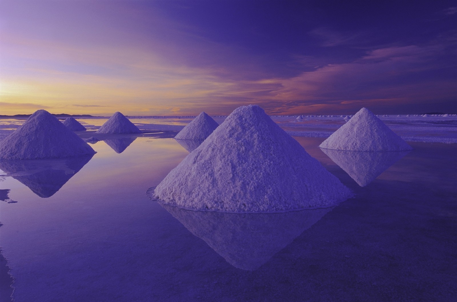 Salt Desert Water Bolivia Reflection Pyramid Nature Landscape 1600x1059