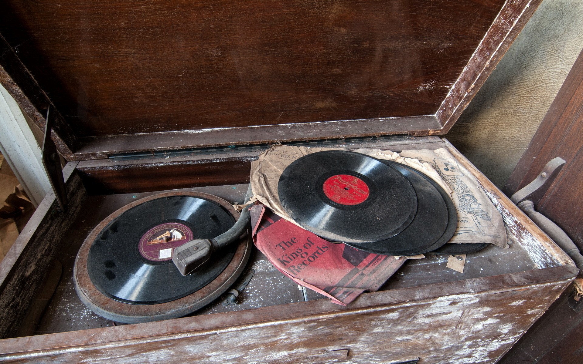 Vinyl Vintage Phonographs Abandoned Cabin Dust Wood 1920x1200