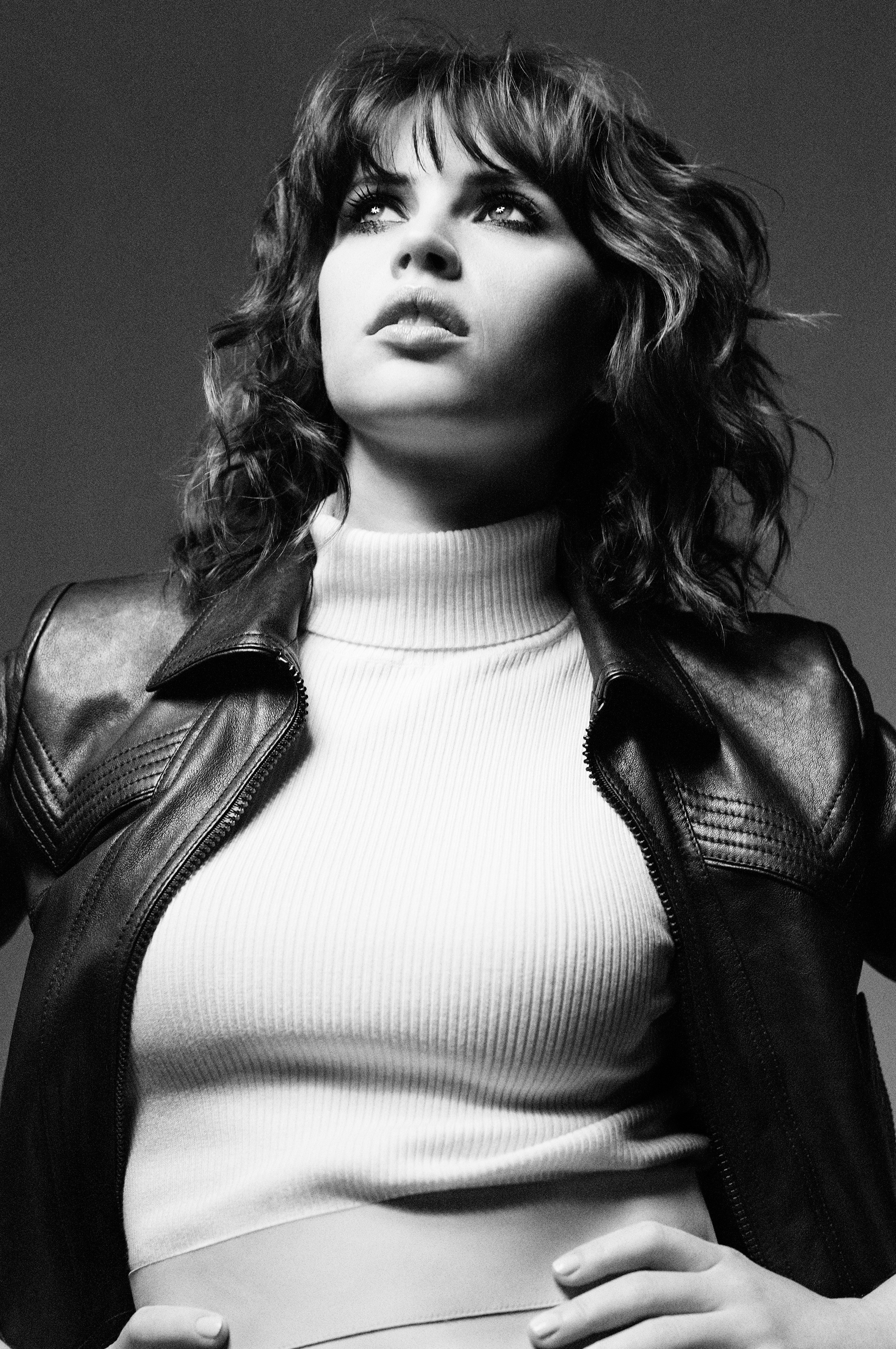 Felicity Jones Actress Women Monochrome Looking Away Jacket Sweater Simple Background Grain 2658x4000