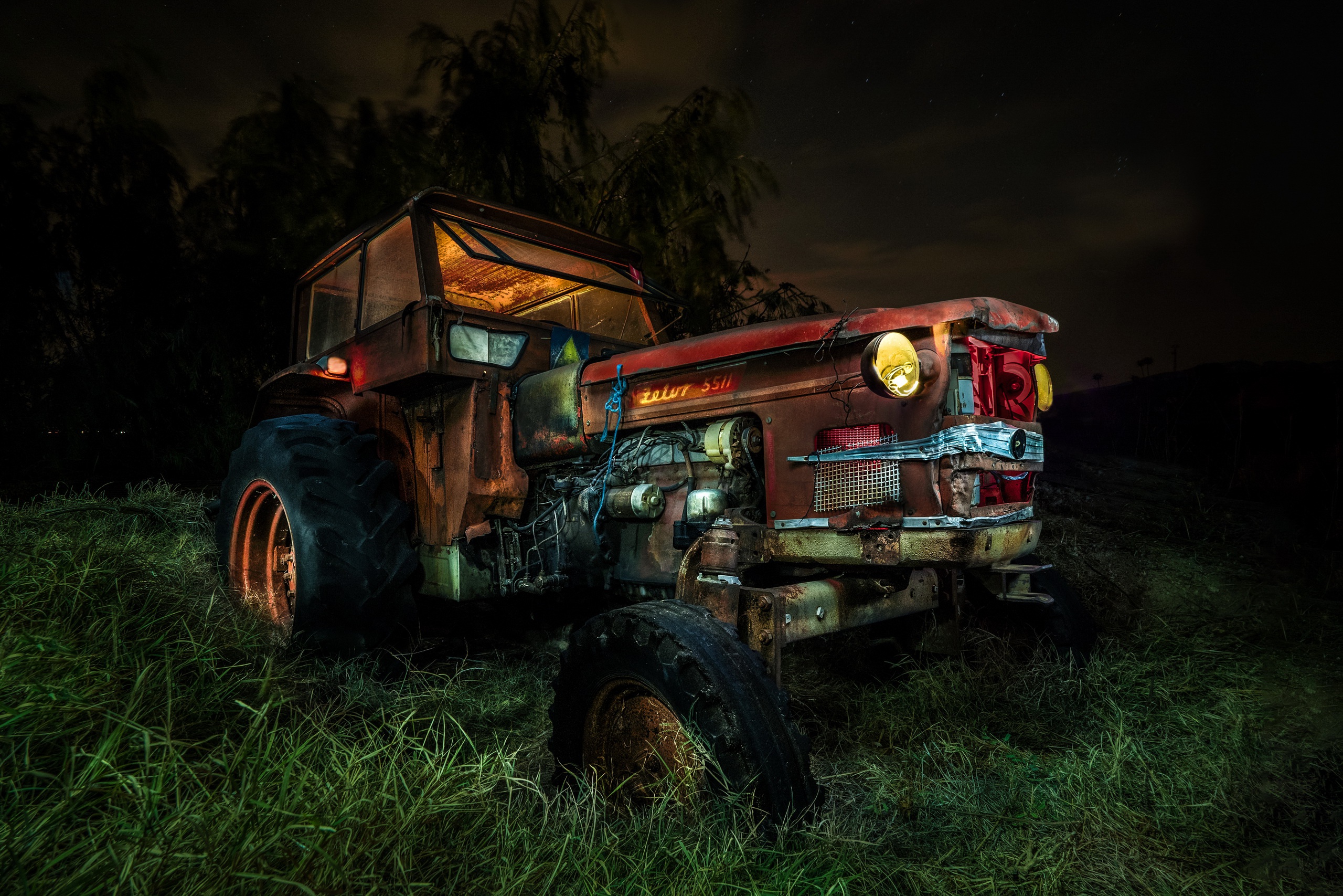 Tractors Night Vehicle Zetor Grass Rust Heavy Equipment 2560x1707