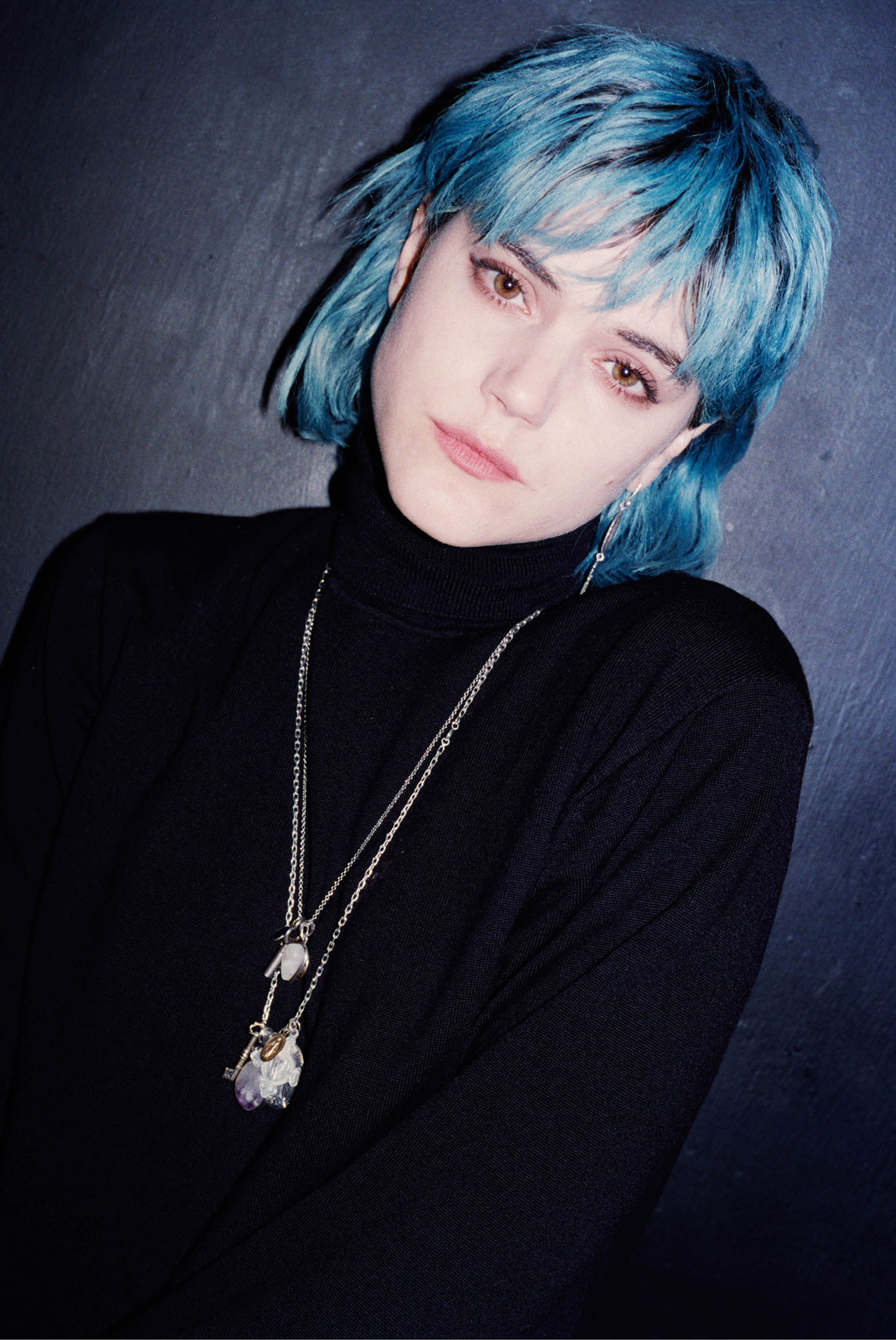 SoKo Singer Neon Hair Women 1370x2048