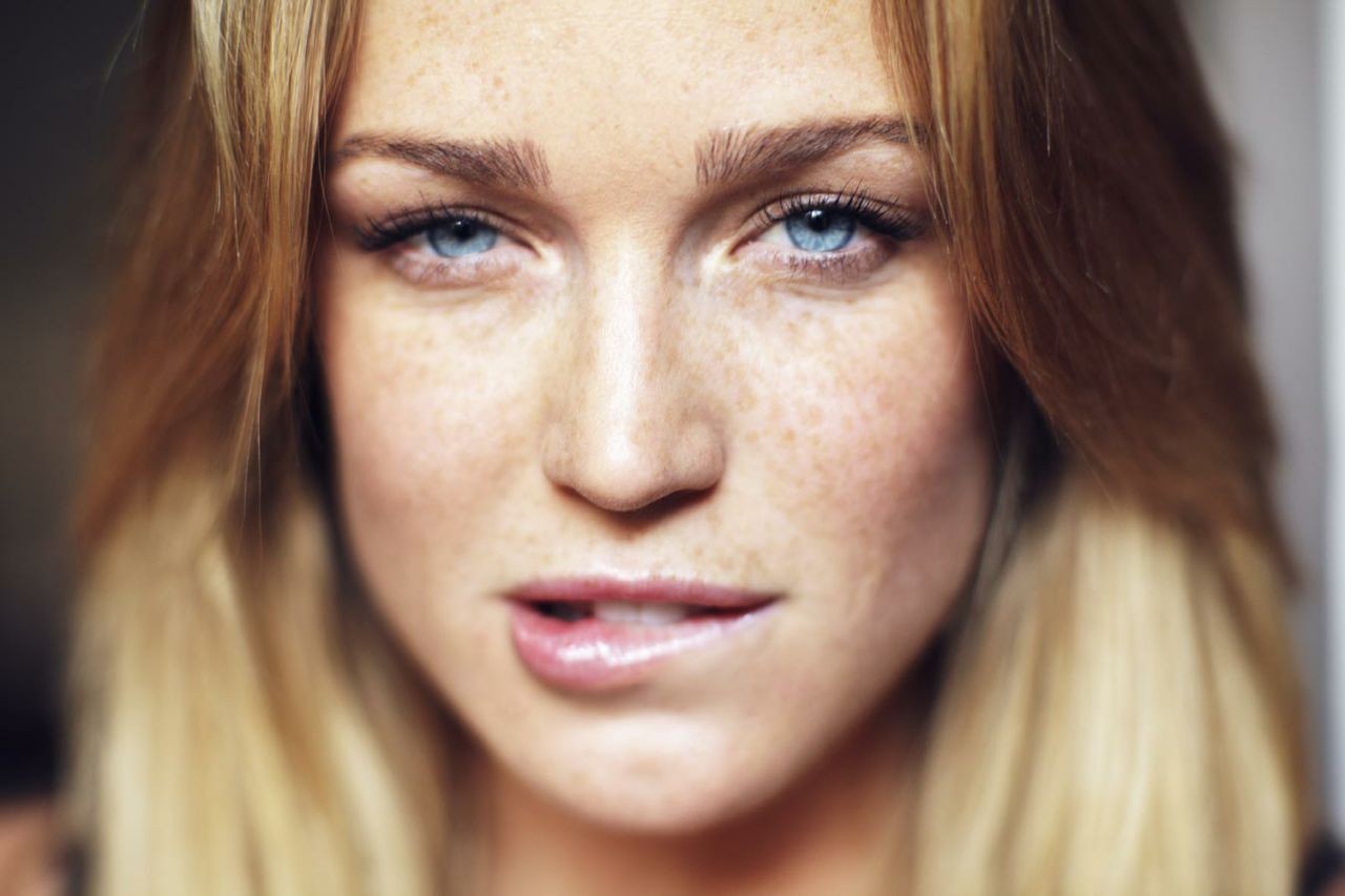 Women Freckles Blue Eyes Biting Lip Looking At Viewer Caity Lotz 1280x853