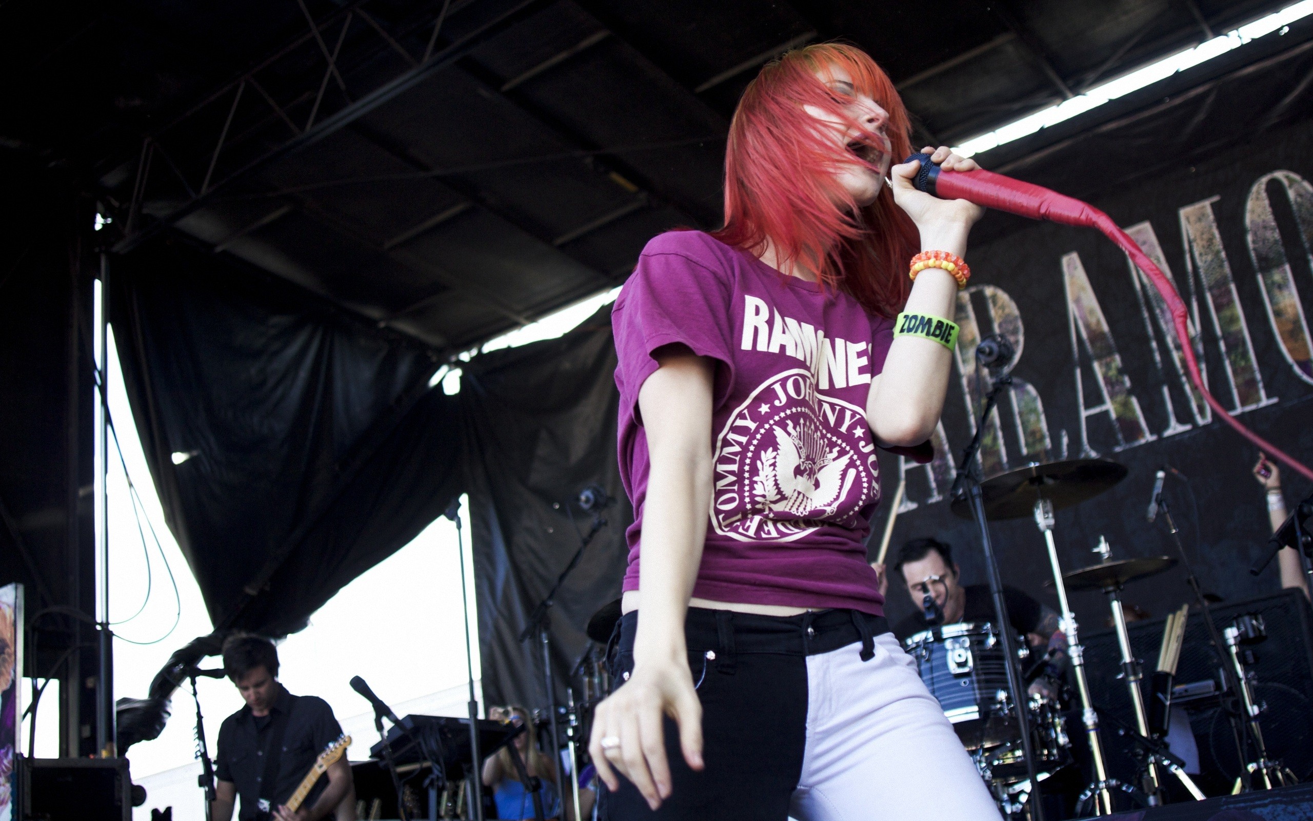Hayley Williams Paramore Singer Concert Microphone Redhead 2560x1600