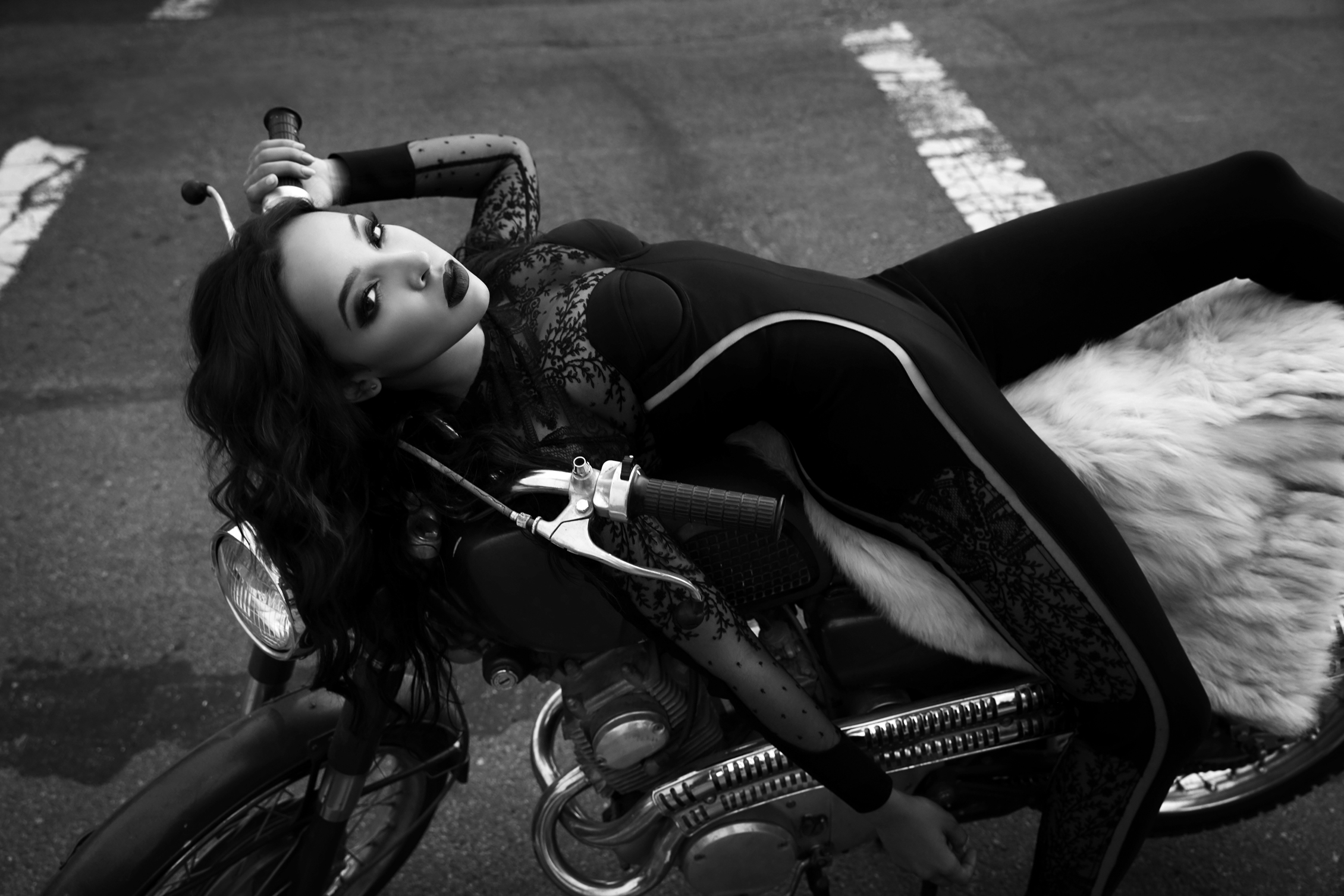 Tinashe Women Singer Brunette Long Hair Motorcycle Monochrome Lipstick High Angle 2260x1507