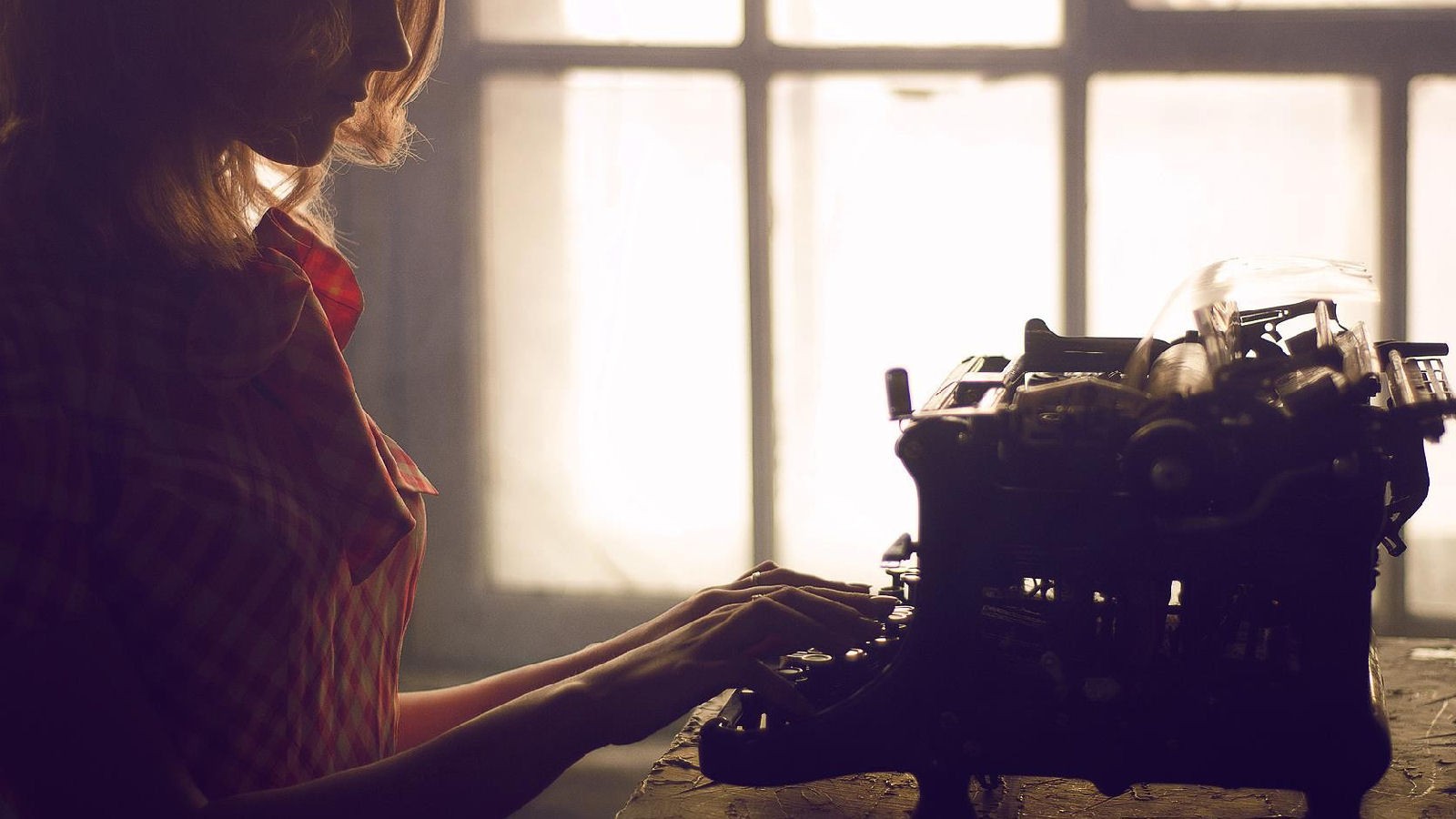 Women Typewriters Writing Introvert 1600x900
