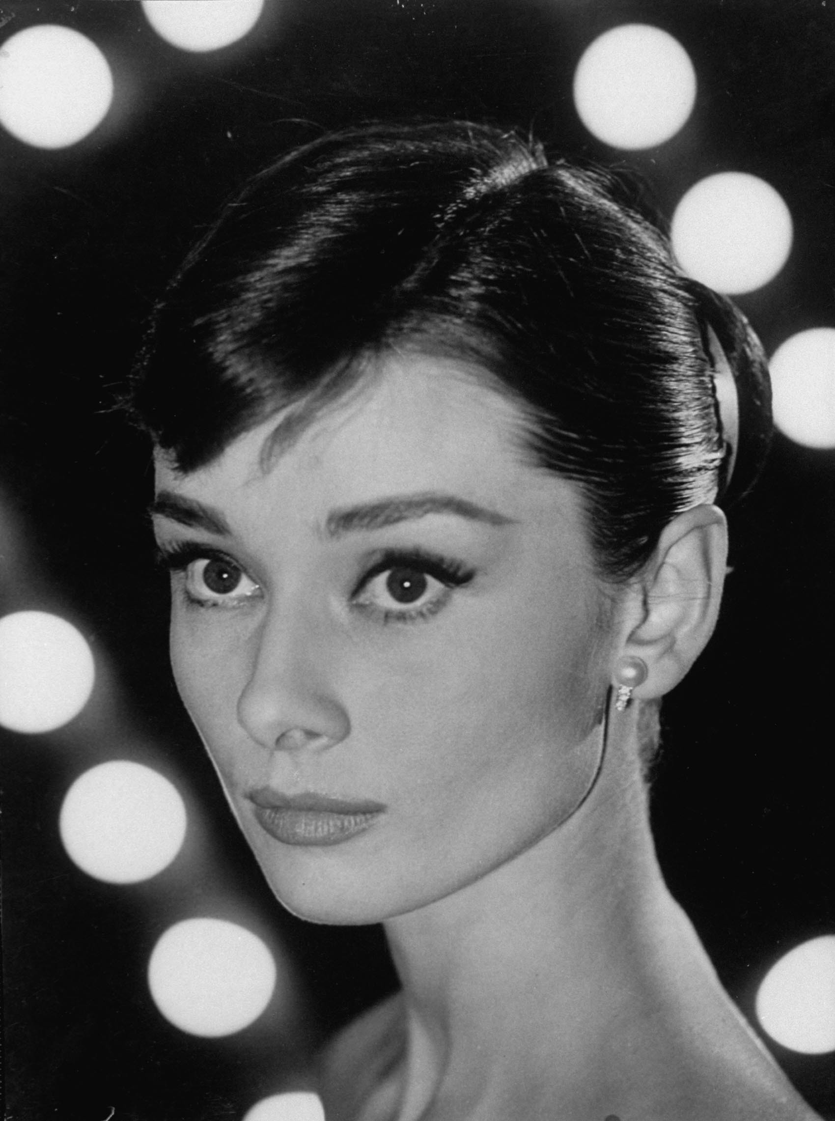 Audrey Hepburn Monochrome Women Actress Portrait 1700x2282