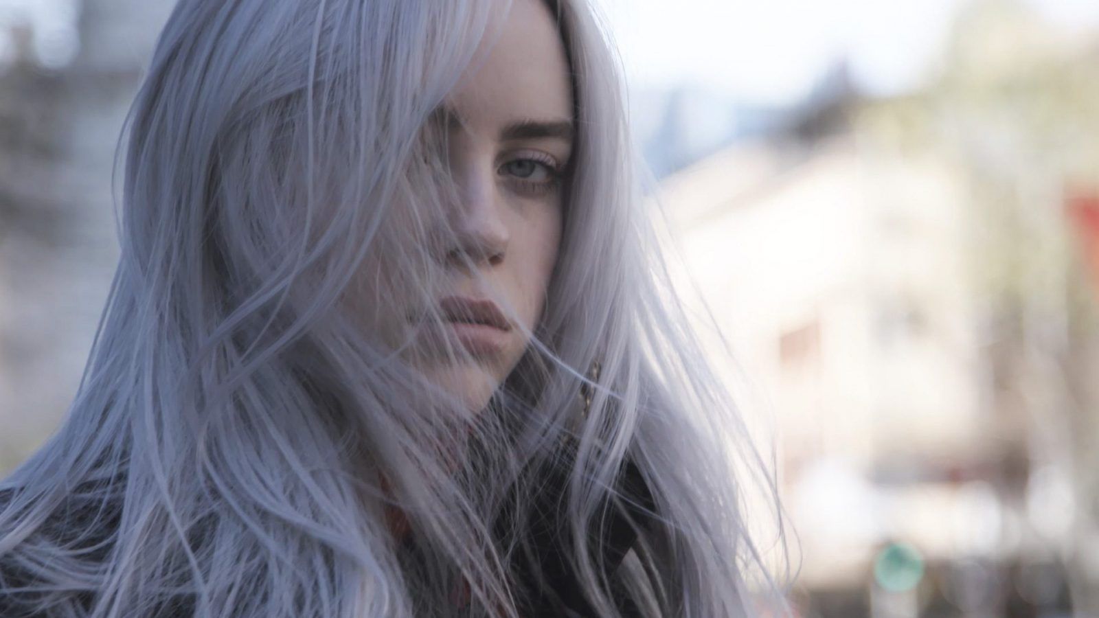 Billie Eilish Singer Women Face Long Hair Looking At Viewer Hair In Face 1600x900