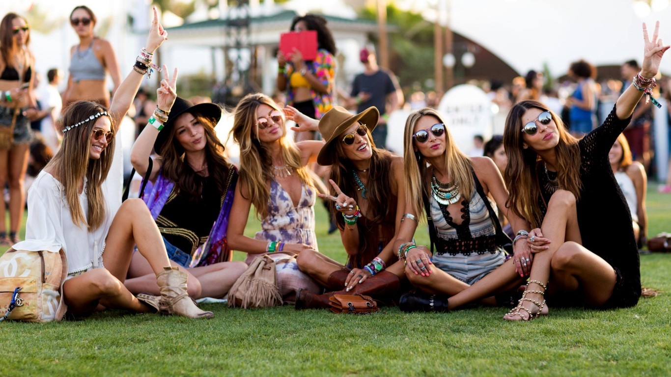 Sunglasses Women Model Brunette Women With Hats Hairband Sitting Festivals Supermodel 1366x768