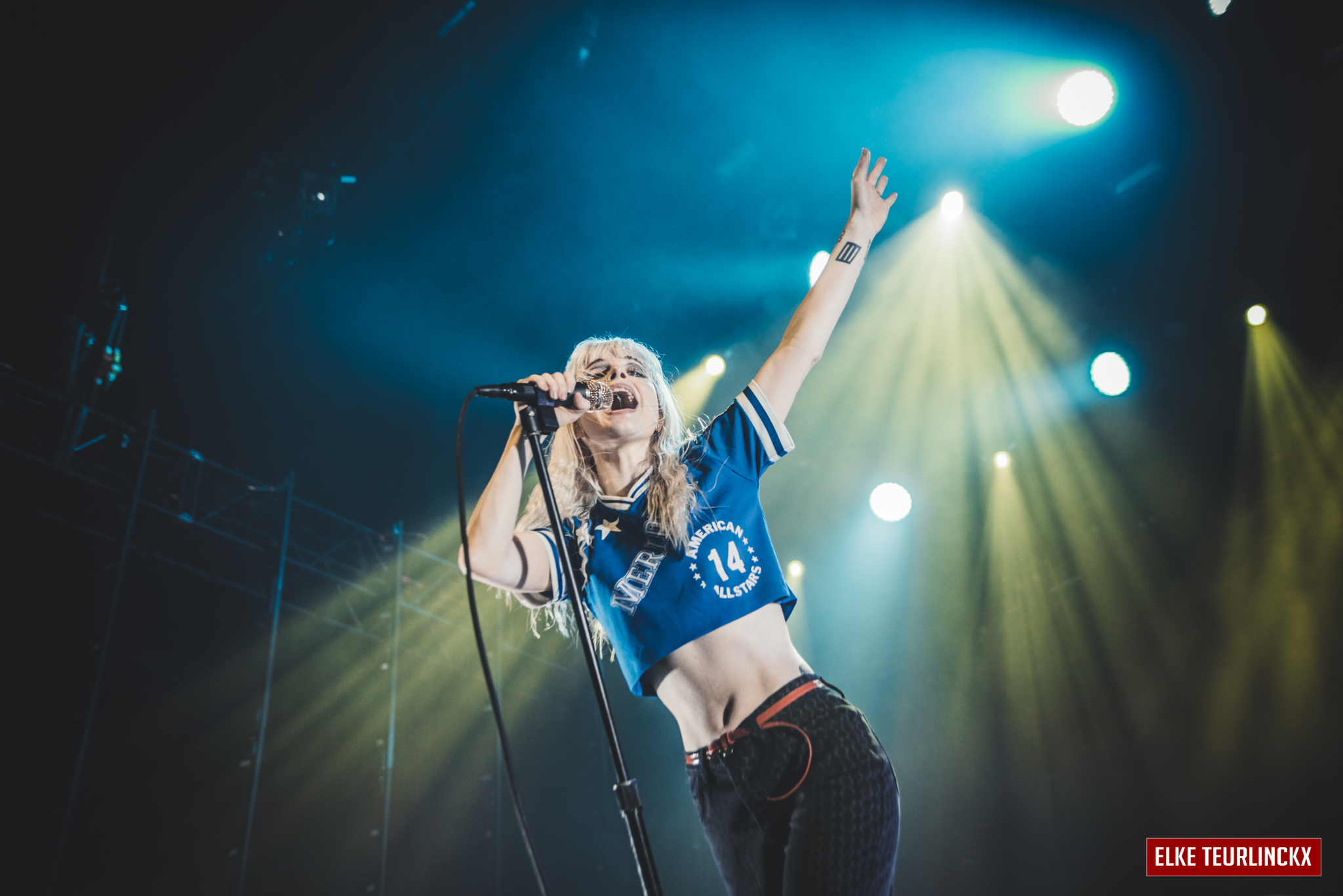 Hayley Williams Paramore Blonde Concerts Low Angle Singer Singing Stages Stage Light Bare