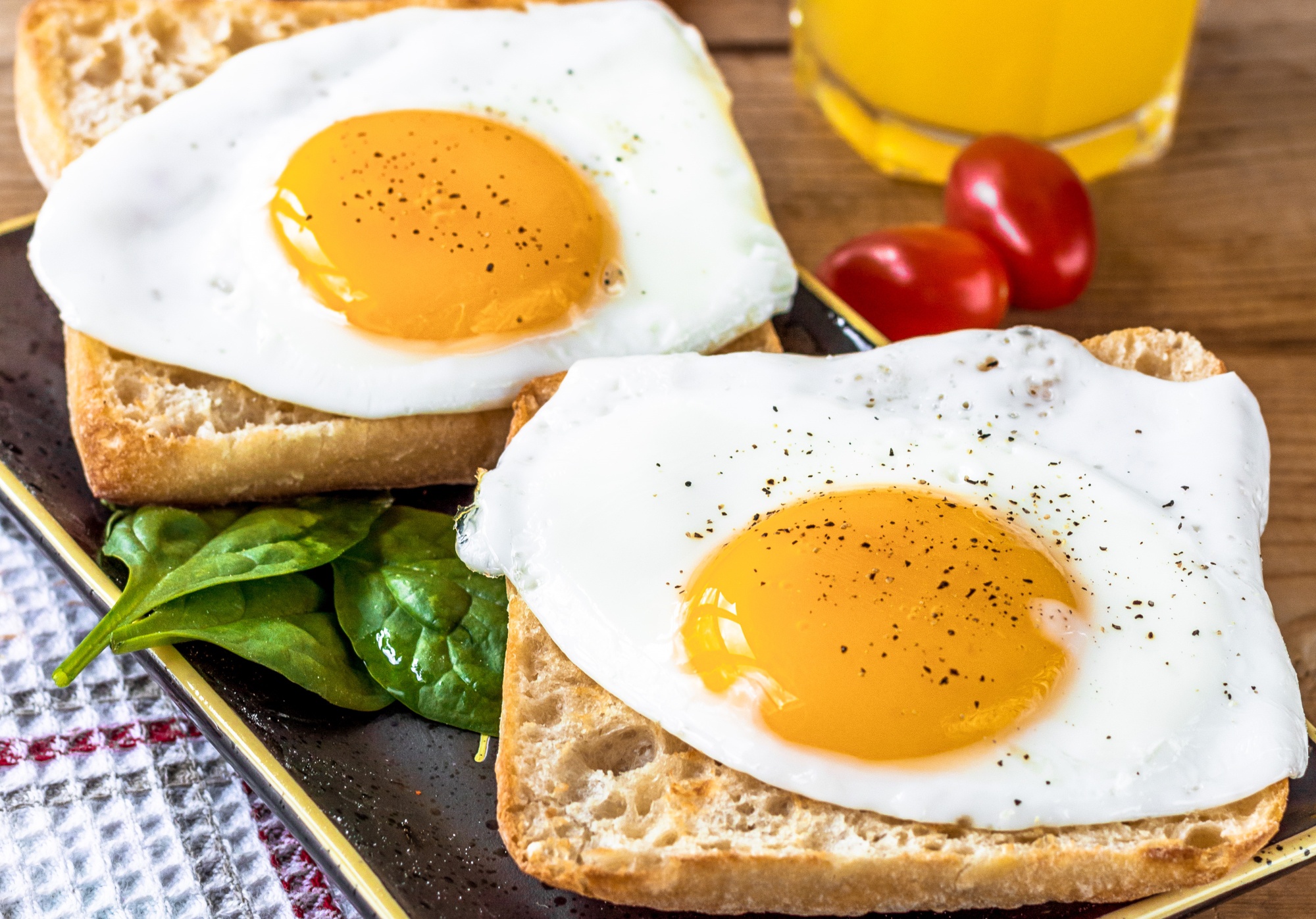 Eggs Food Bread Tomatoes Spinach 2000x1397