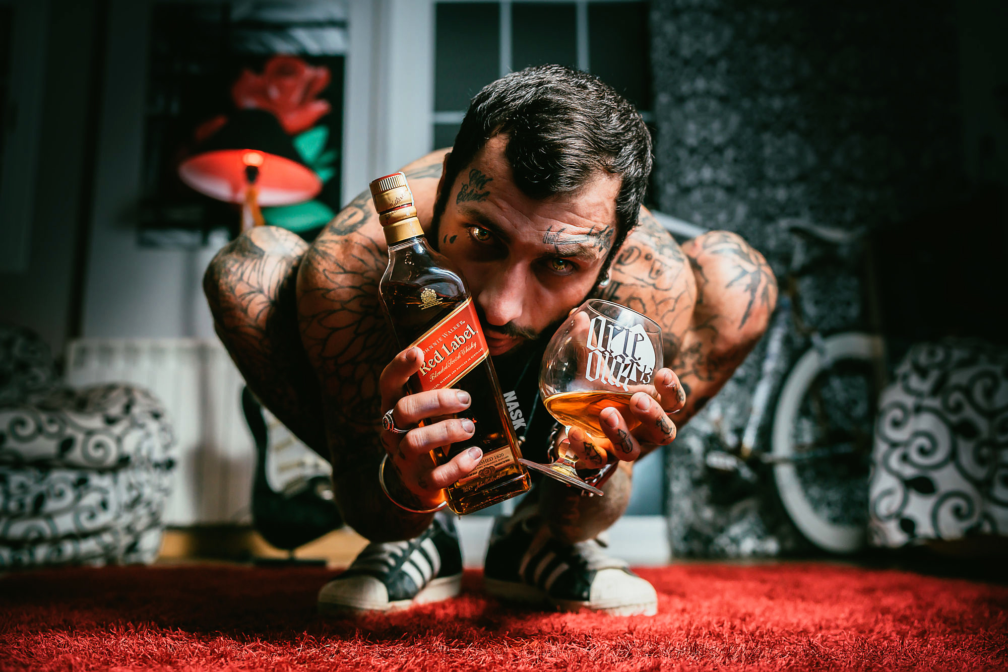 Men Alcohol Bottles Tattoo Red Carpets Lamp Rings Johnnie Walker Whisky 2000x1334
