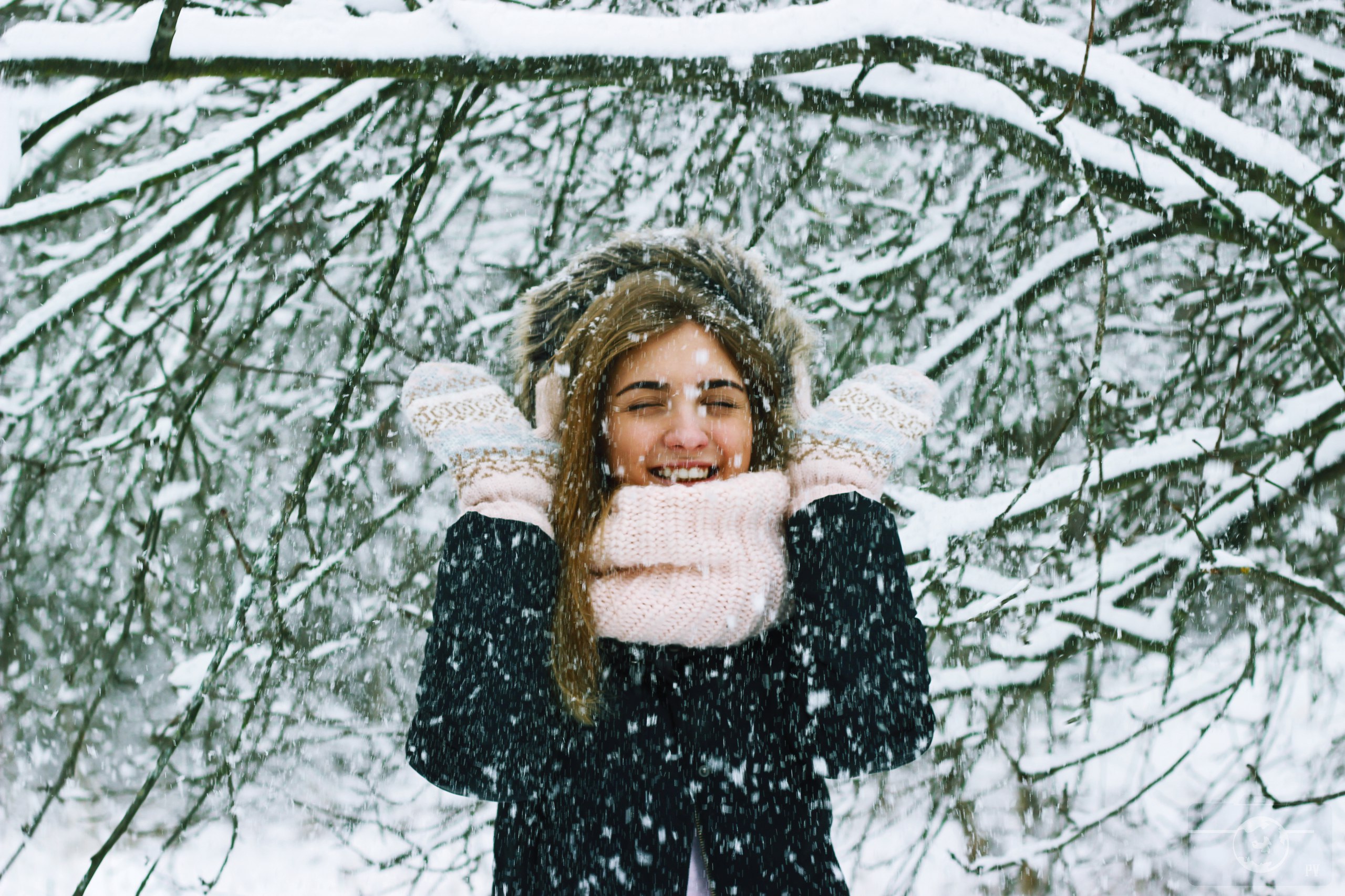Snow Winter Women Outdoors Vitaly Plyaskin Women Black Coat Coats Gloves Smiling Laughing Happy Happ 2560x1707