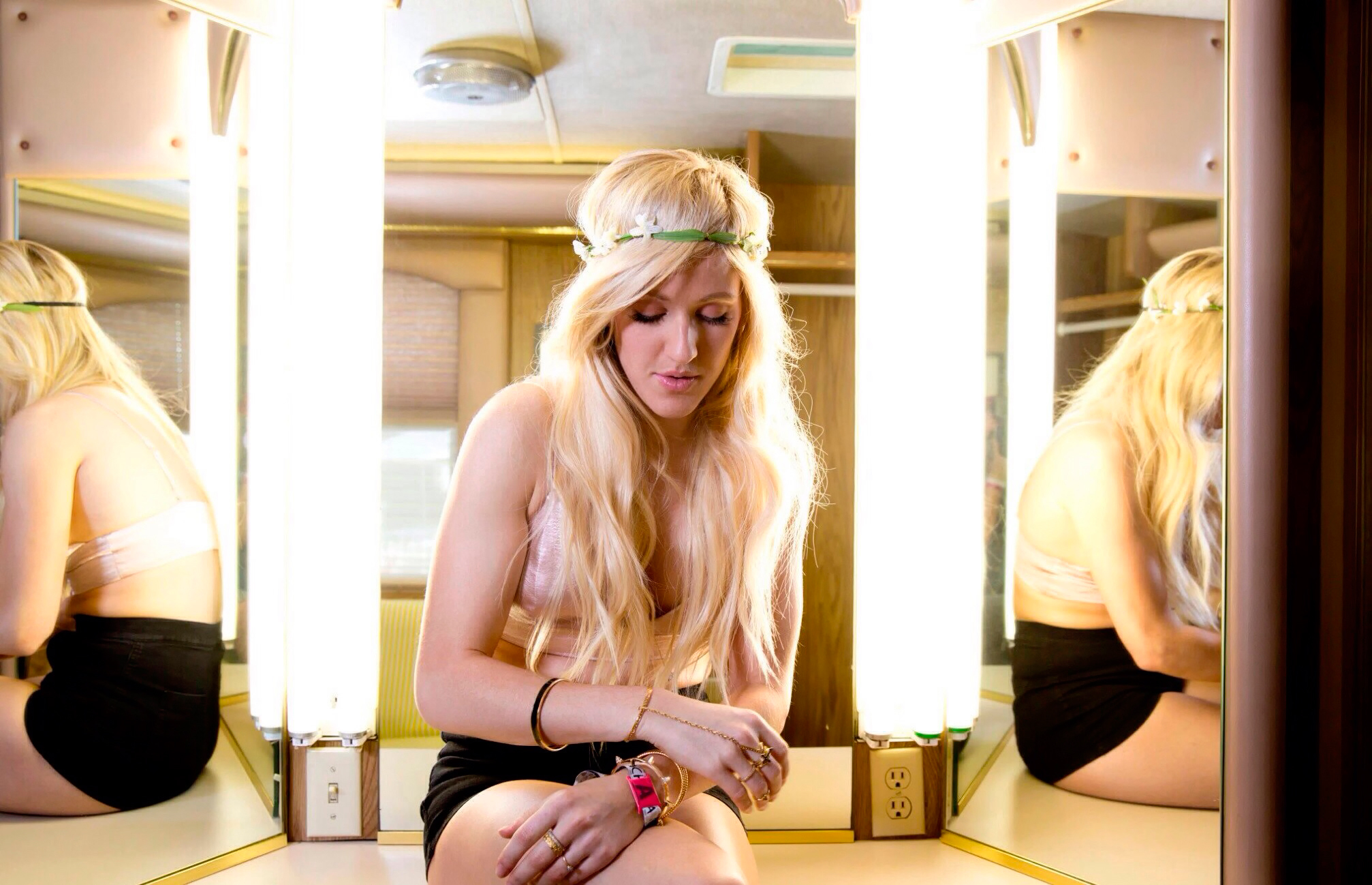 Ellie Goulding Blonde Mirror Reflection Long Hair Women 2014x1298