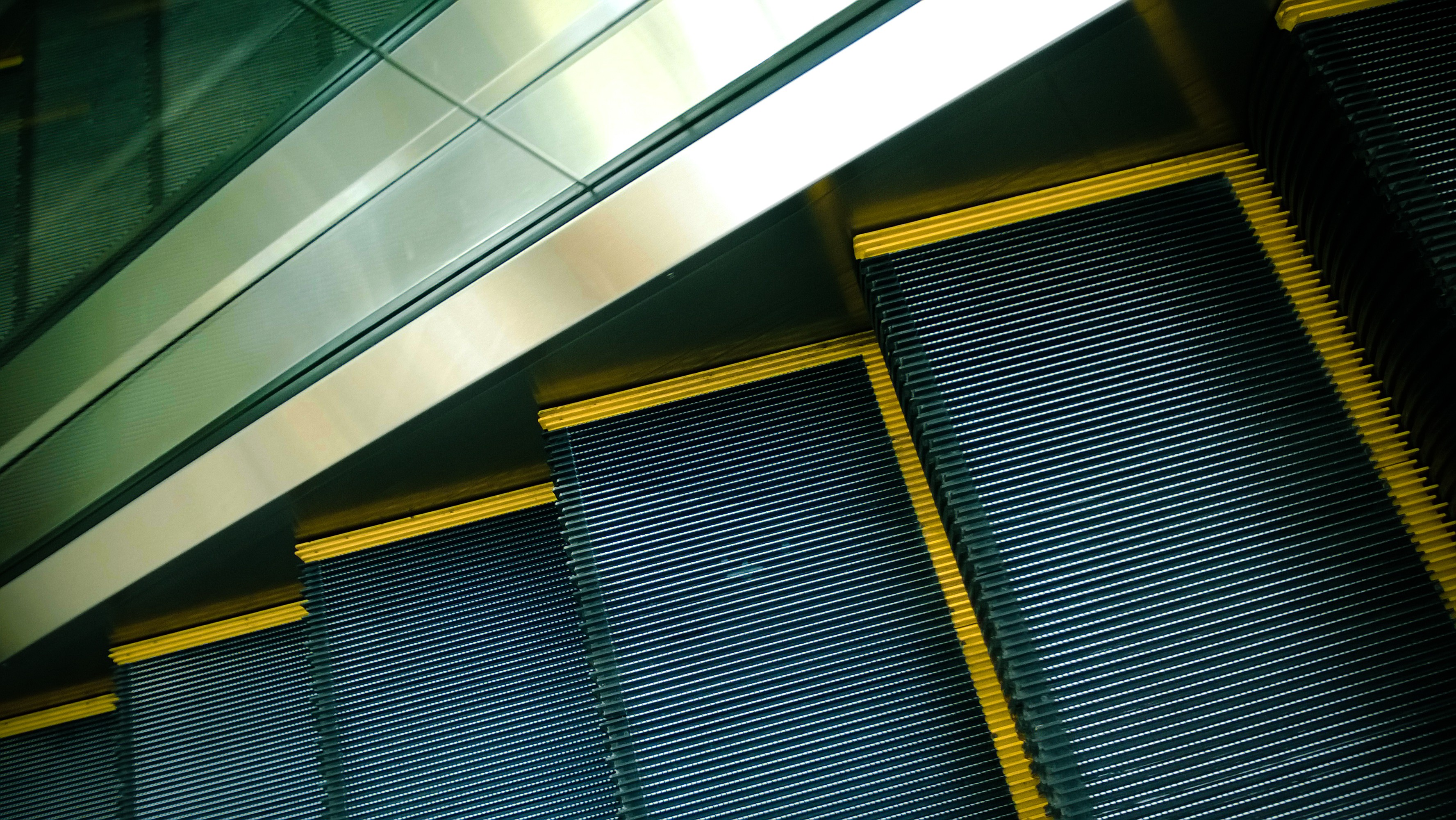 Escalator Indoors Metal Yellow 3552x2000