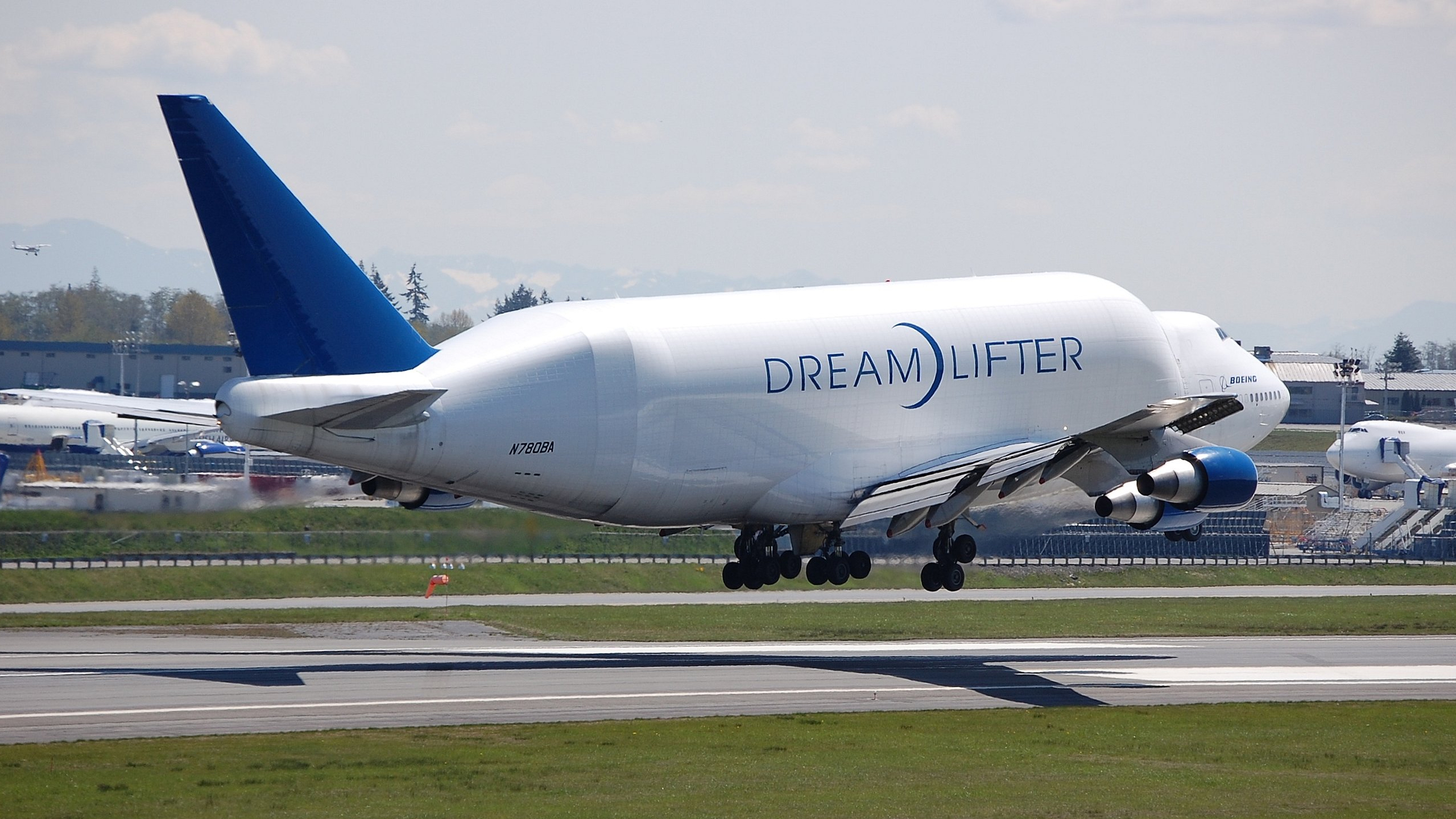 Airplane Boeing 747 Dreamlifter 2560x1440