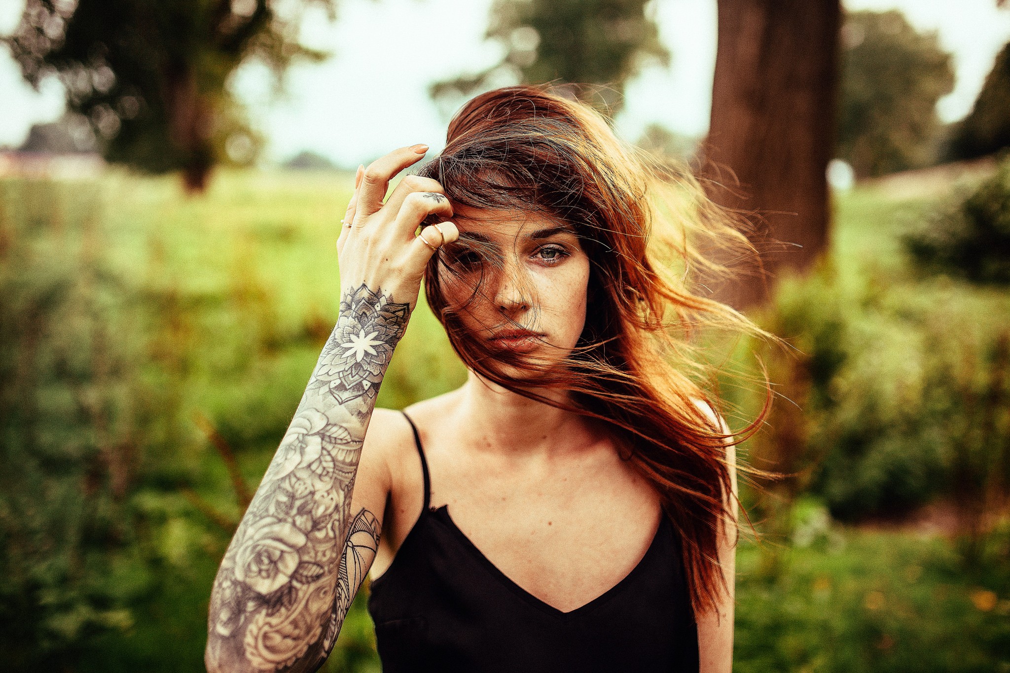 Women Model Andre Josselin Scarlett Simoneit Brunette Tattoo Looking At Viewer Hands In Hair Windy H 2048x1365