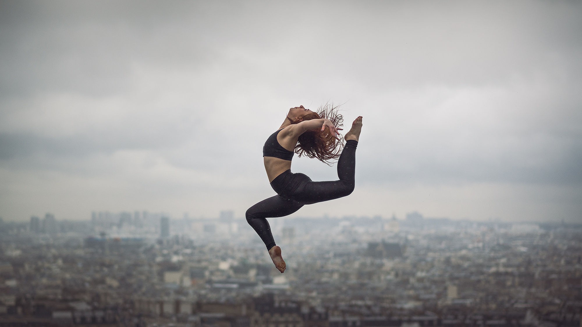 Ballet Jumping Women Paris 2000x1125