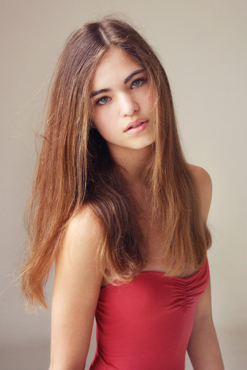 Robin Holzken Women Model Brunette Green Eyes Long Hair Dutch Simple Background Strapless Dress Red  853x1280