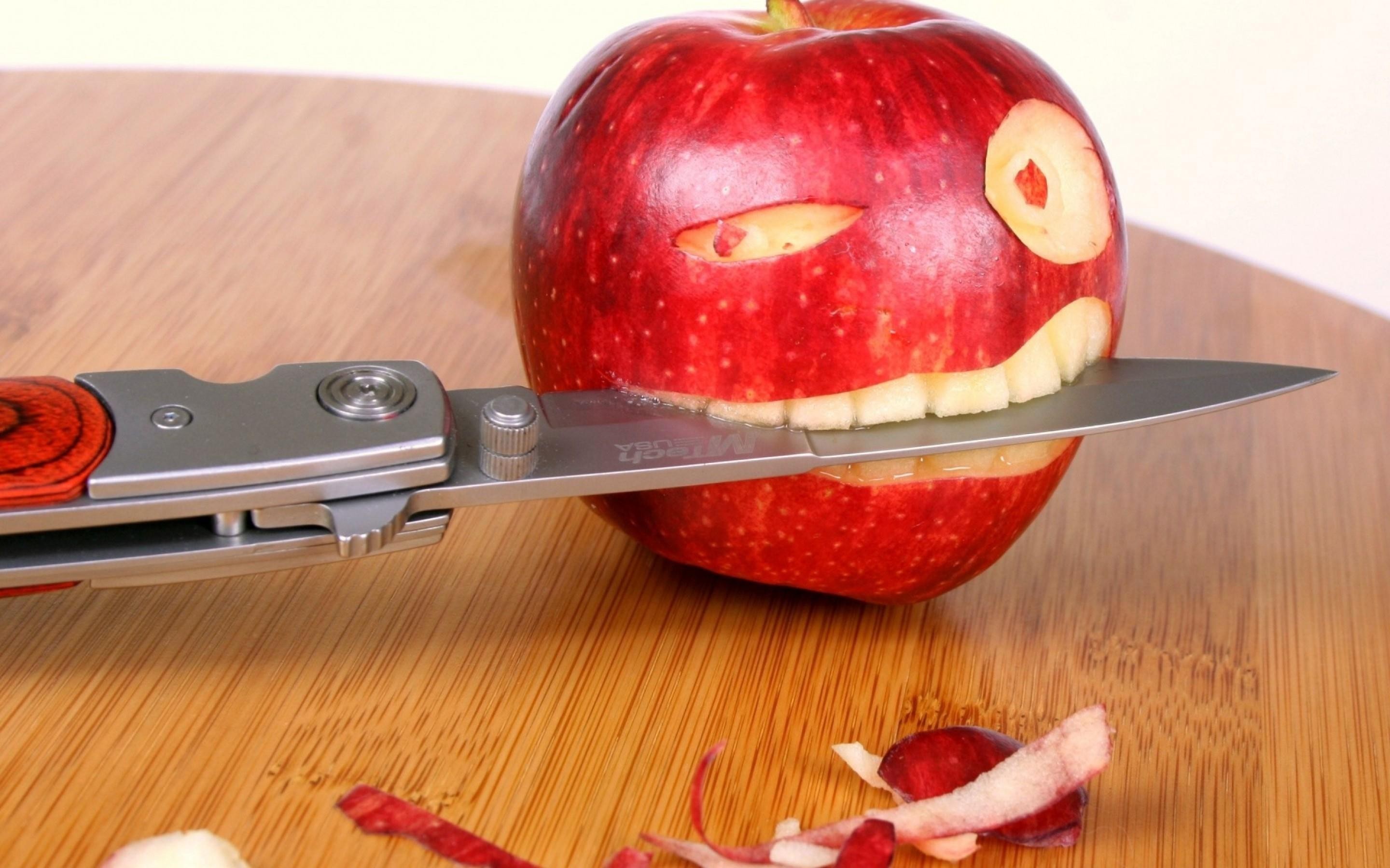 Apples Knife Humor Table Biting Fruit 2880x1800