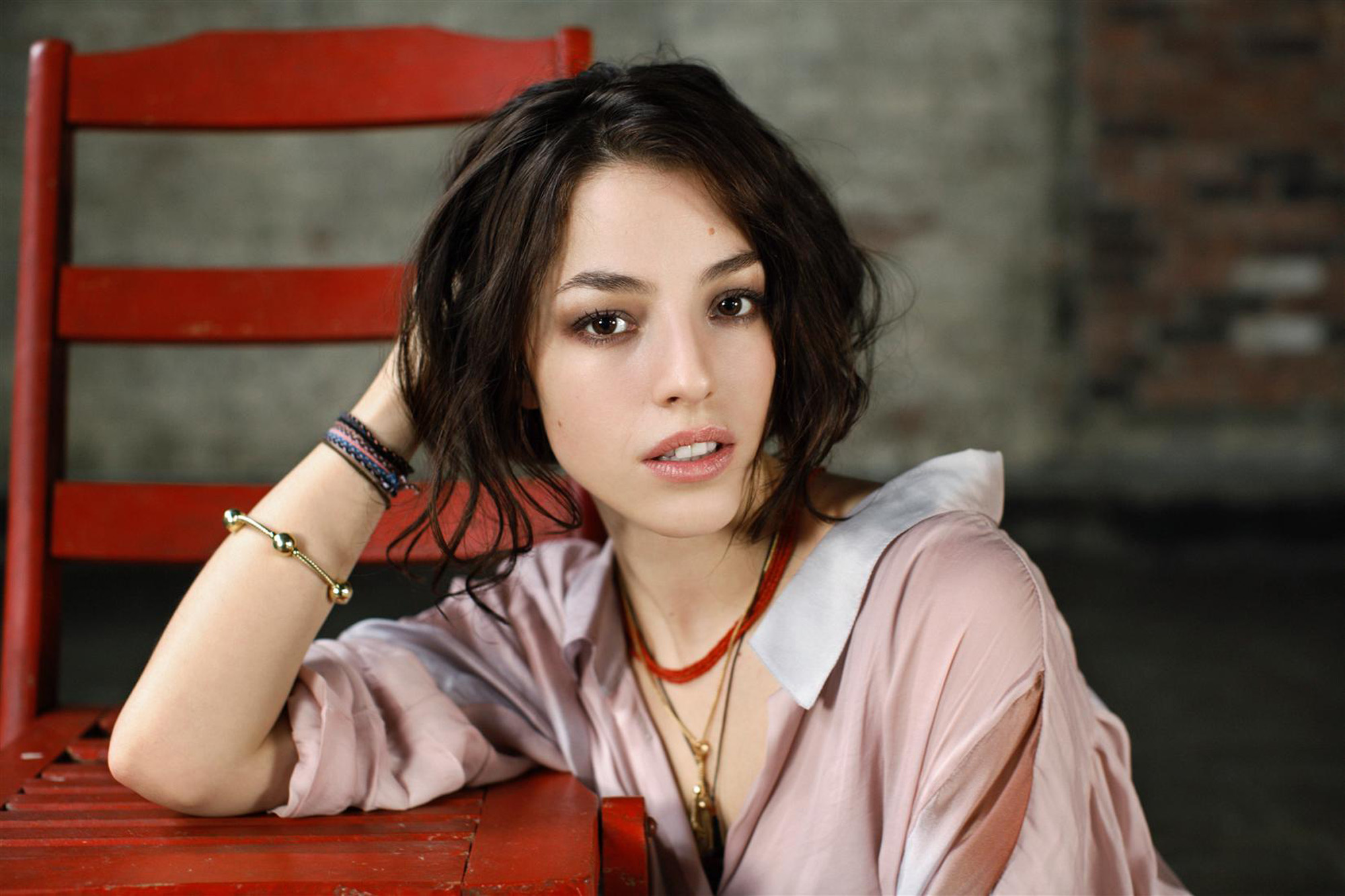 Brunette Olivia Thirlby Chair Woman Brown Eyes Face 2000x1333