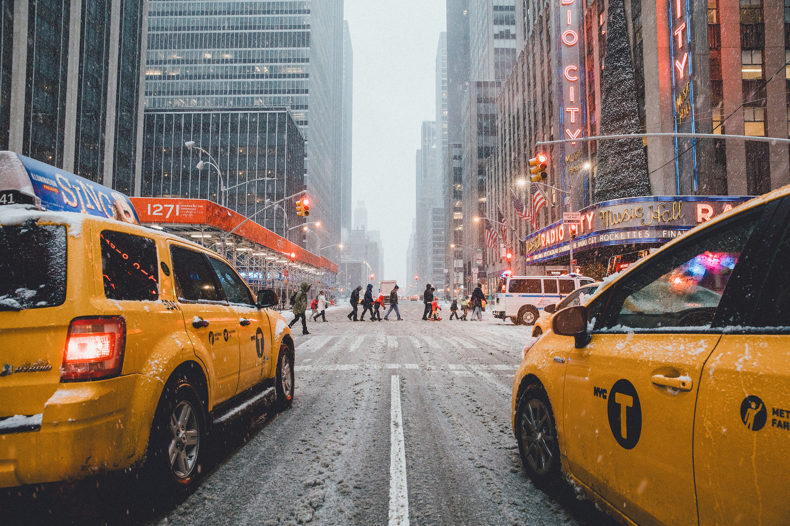 SamAlive Outdoors Street Building Snowing Landscape City New York City Car Taxi Traffic Lights 1600x1066