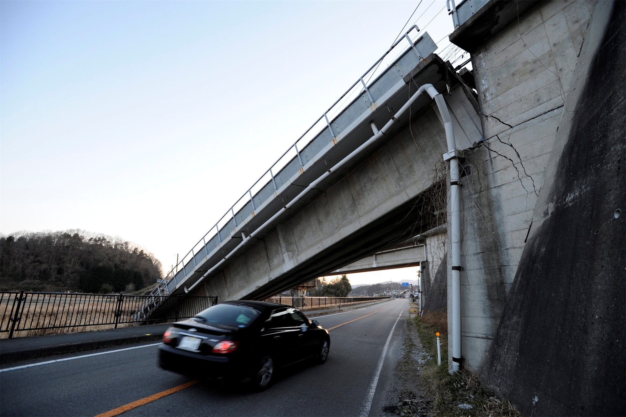 Japan Earthquakes Car Bridge 2000x1332