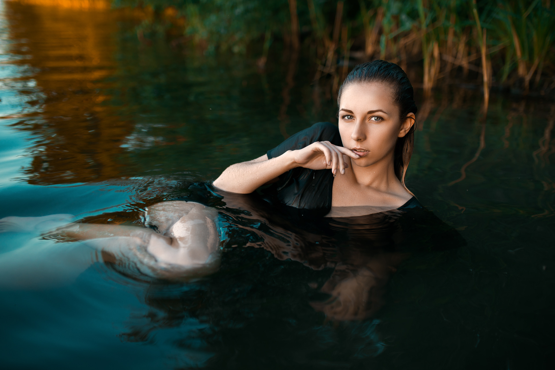 Девушка в воде 18. Фотосессия в воде. Женщина вода. Фотосессия в воде в одежде.