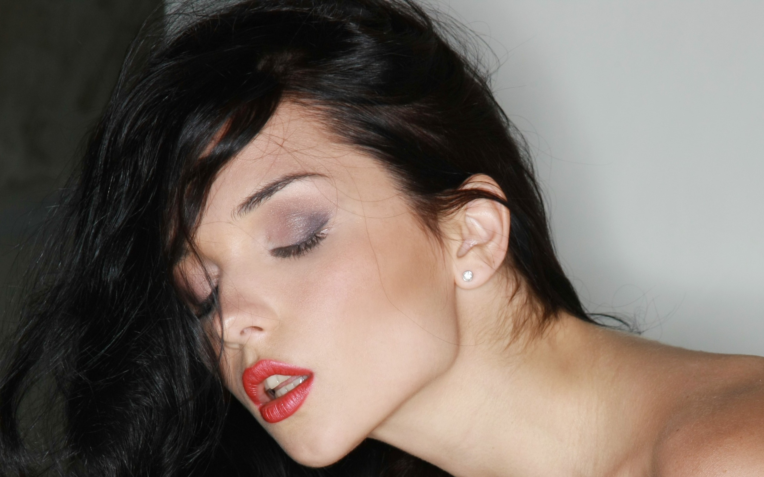 Model Brunette Closed Eyes Eyeshadow Red Lipstick Diamond Earrings 2560x1600