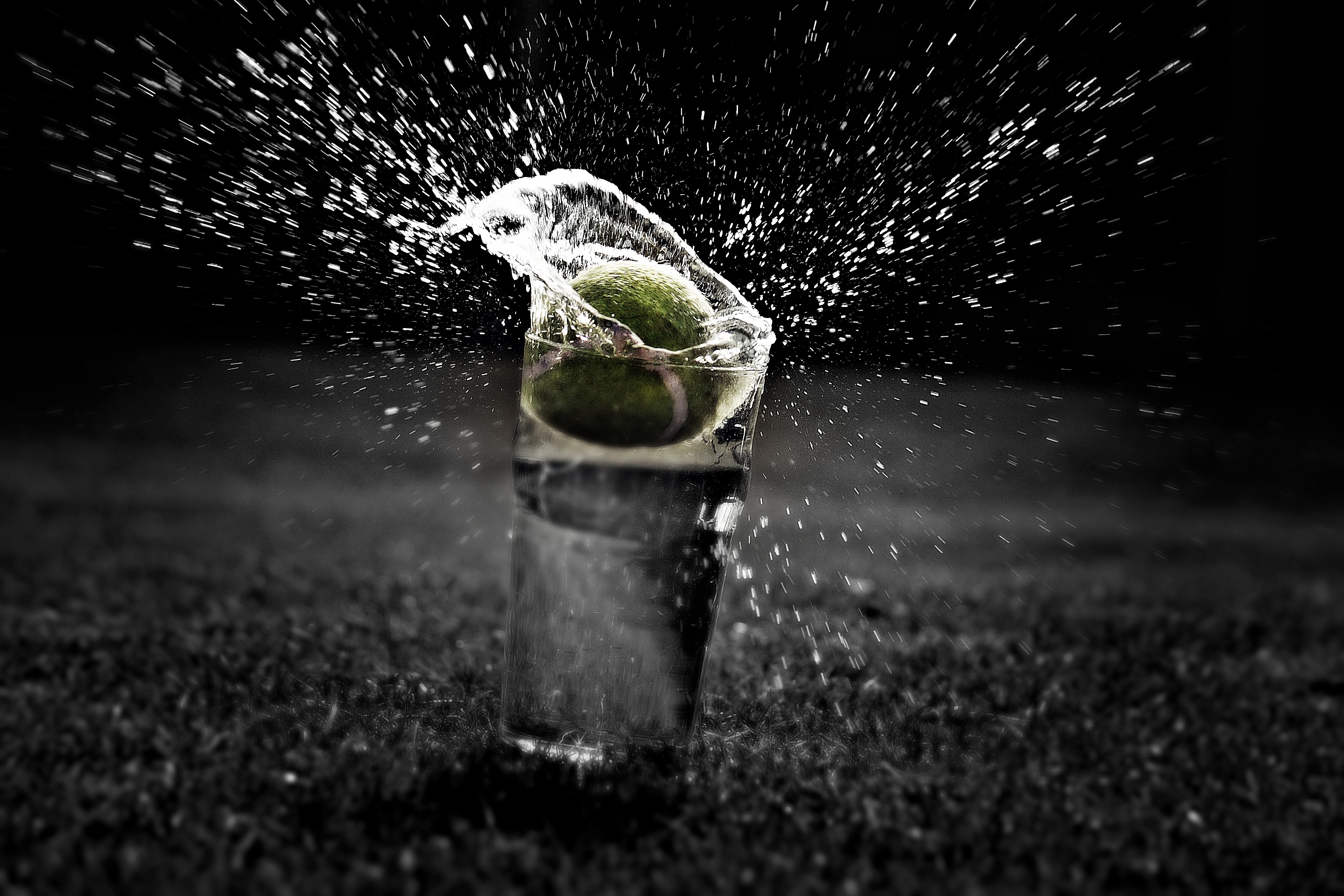 Water Splashes Tennis Tennis Balls 3888x2592