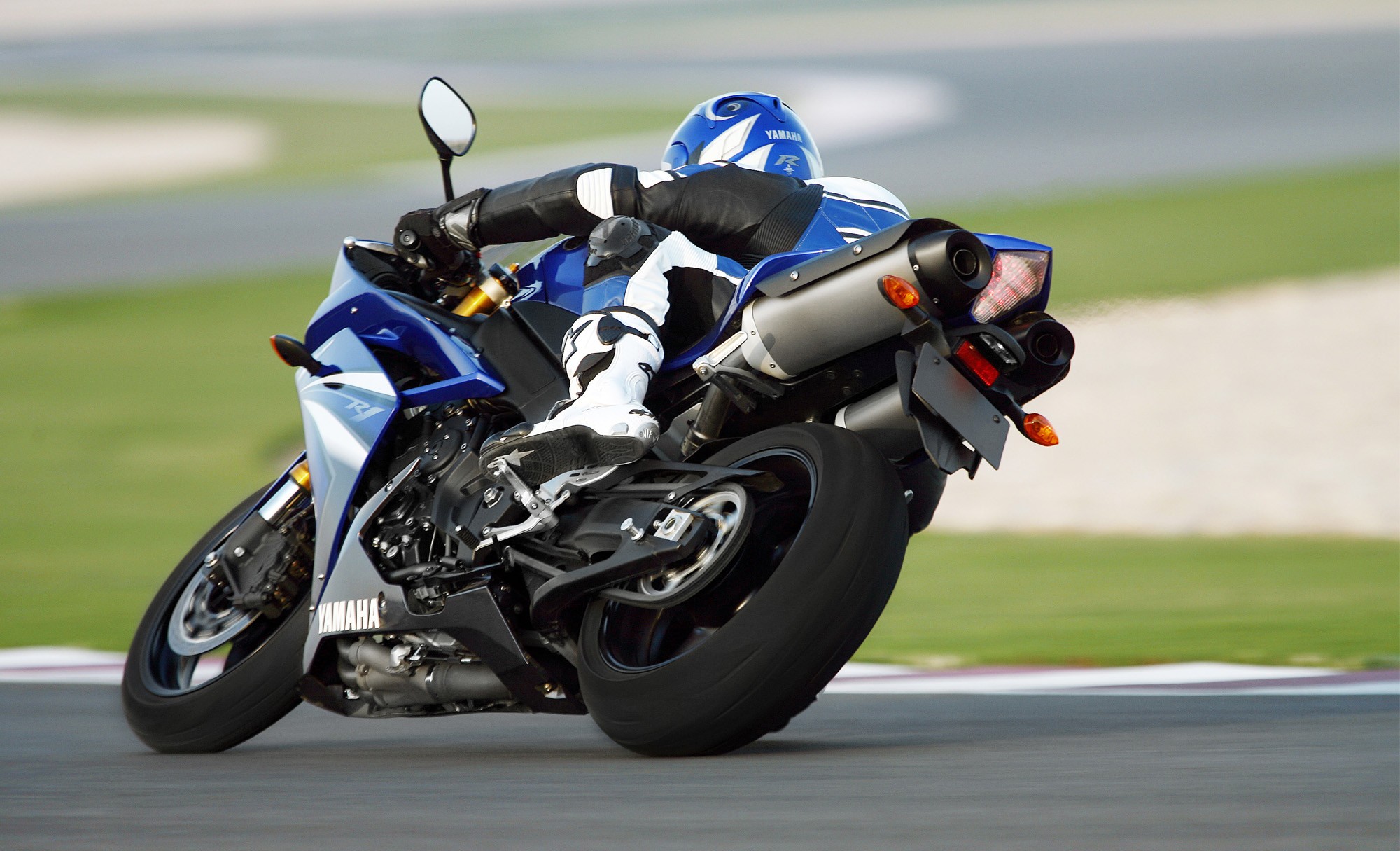 Valentino Rossi Yamaha YZF R1 Moto GP Motorcycle 2000x1215
