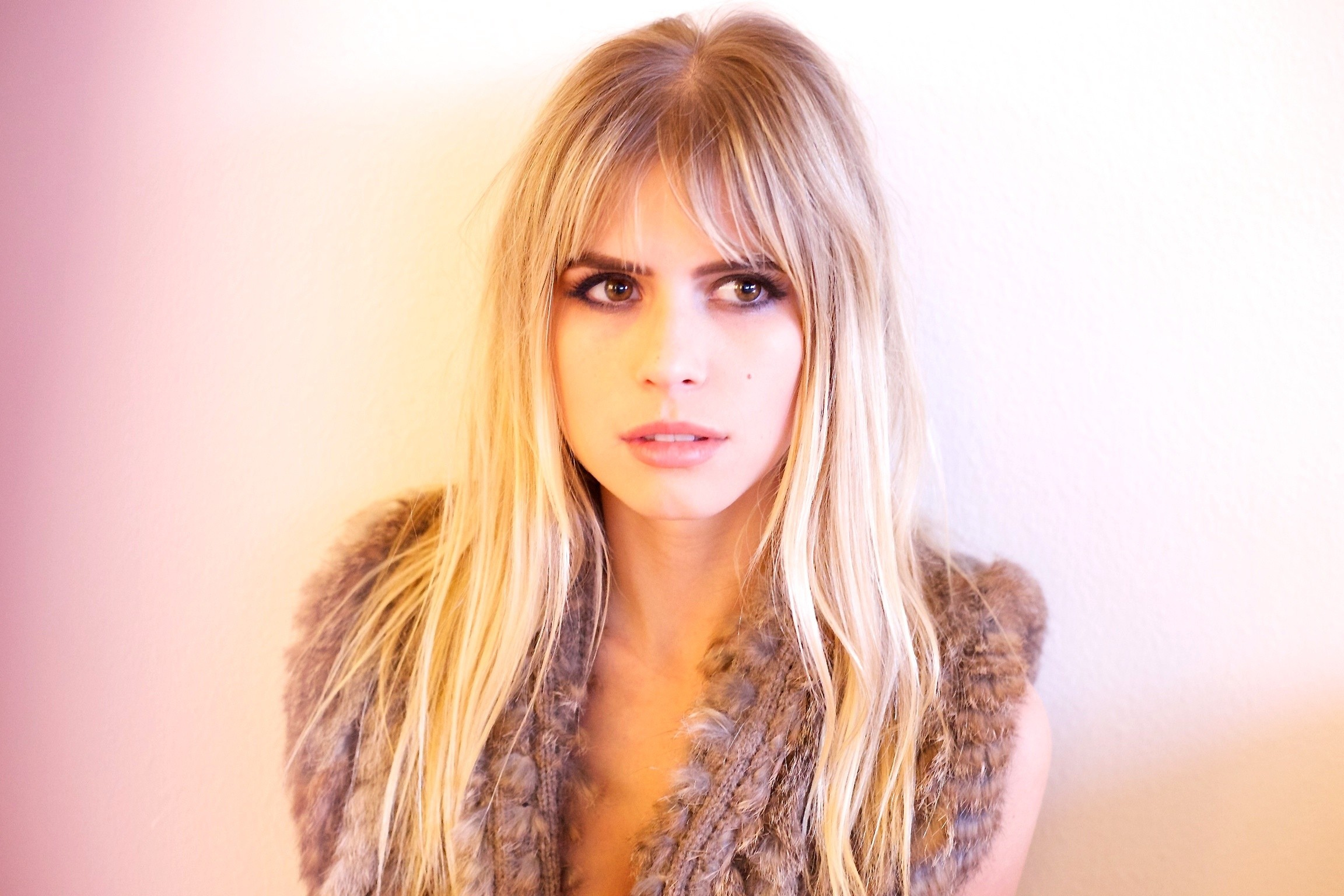 Women Blonde Looking Away Brown Eyes Face Carlson Young Actress Celebrity Long Hair Open Mouth 2304x1536