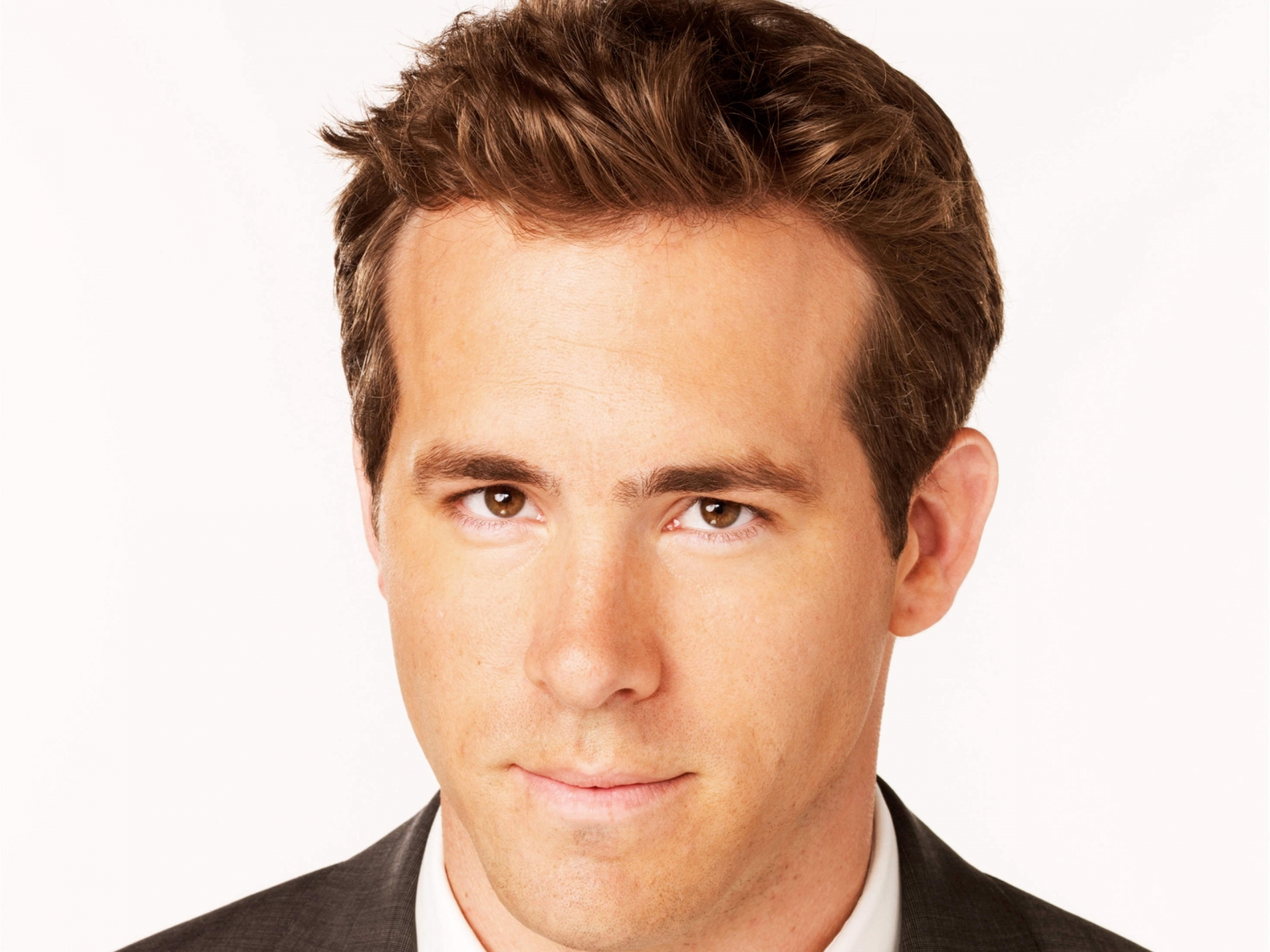 Ryan Reynolds 1600x1200