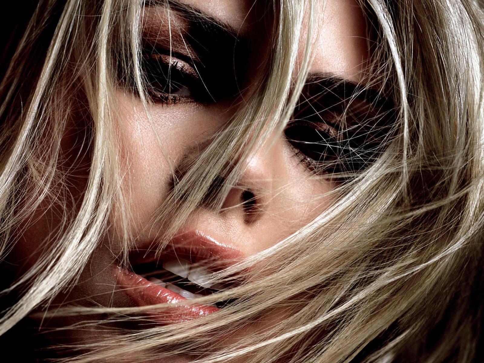 Billie Piper Hair In Face Blonde Face Closeup 1600x1200