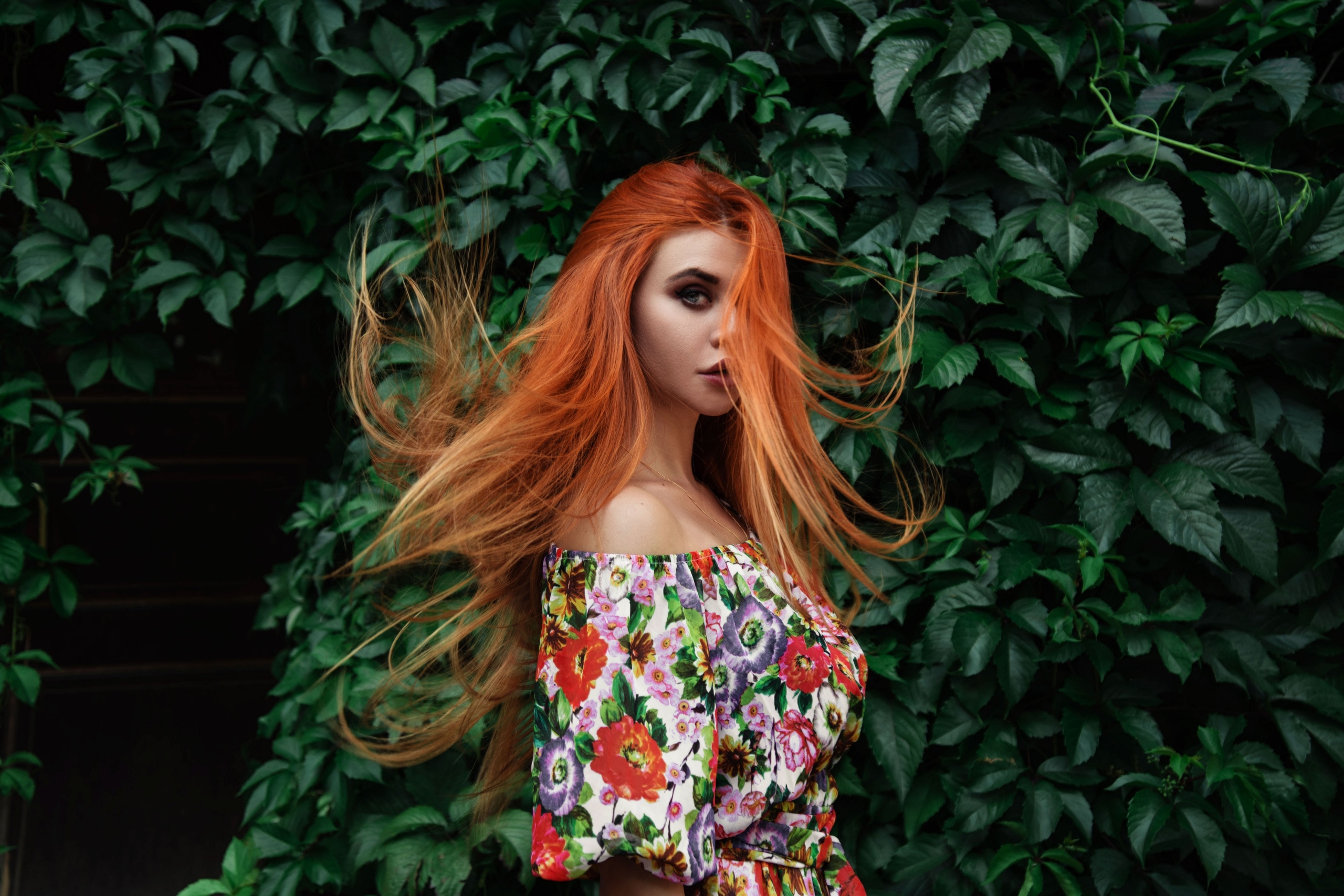 Dana Bounty Women Model Redhead Long Hair Outdoors Portrait Looking At Viewer Hair In Face Bare Shou 2560x1707