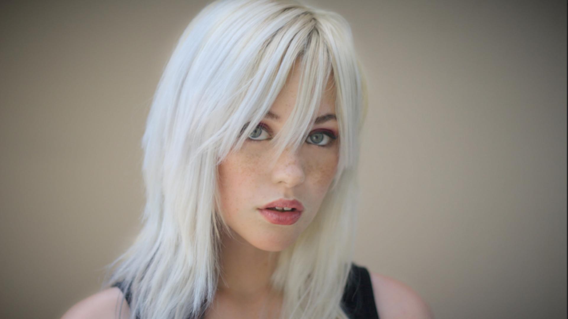 Devon Jade White Hair Freckles 1920x1080