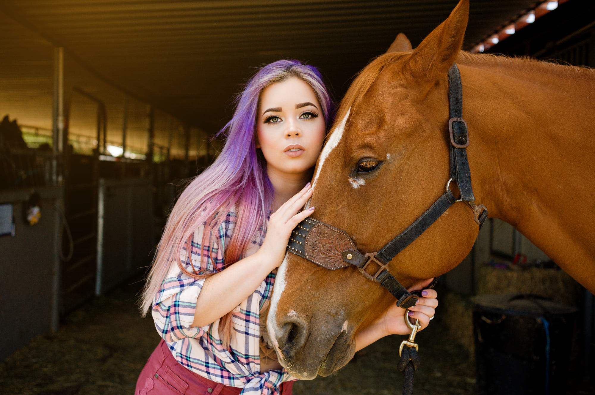 Blonde Face Dyed Hair Long Hair Horse Stable Shirt Portrait Green Eyes Women With Horse 2000x1330