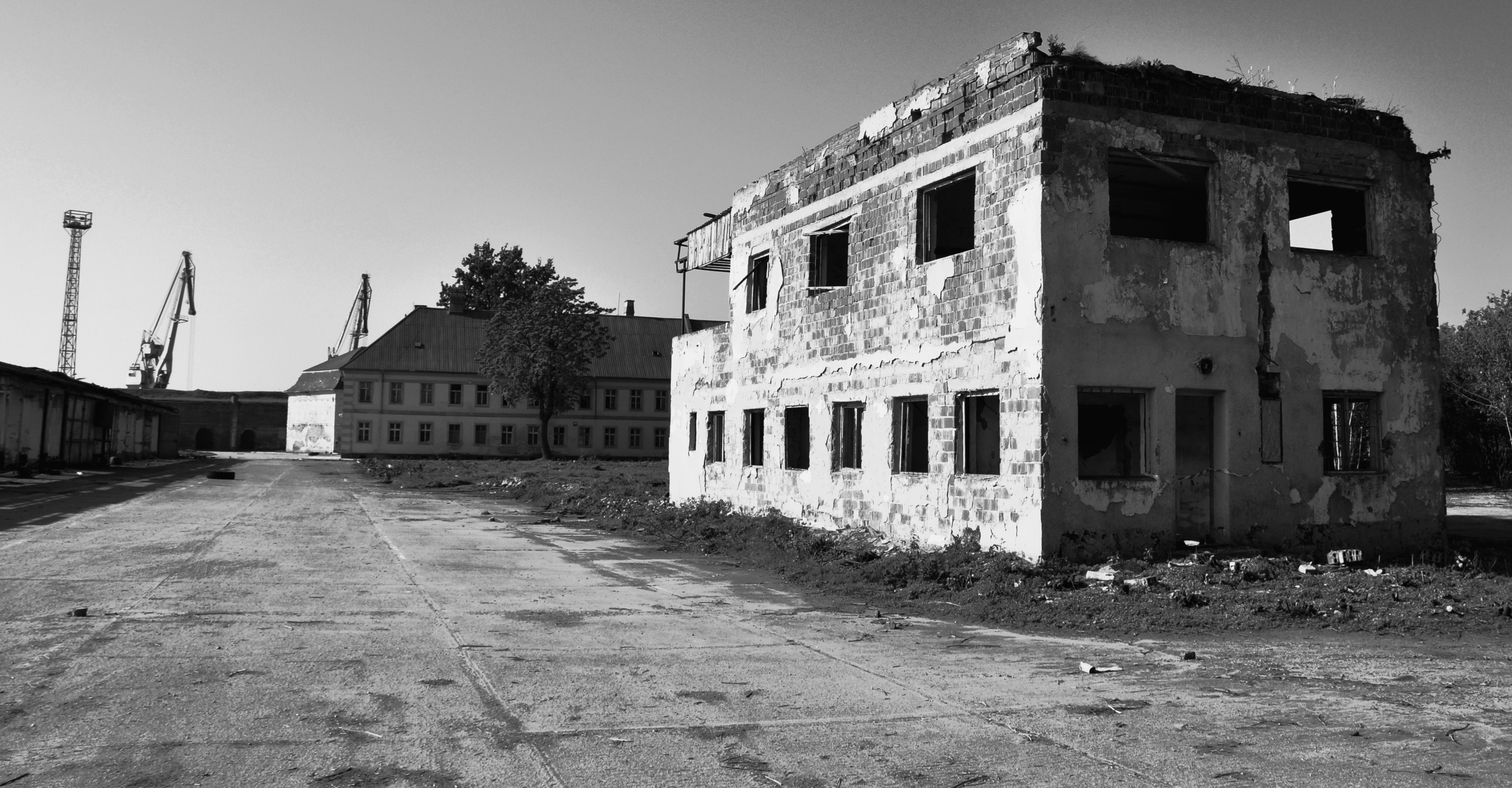 Architecture Old Building Ruin Abandoned Slovakia History Town Square Bricks Trees Cranes Machine Mo 3866x2015
