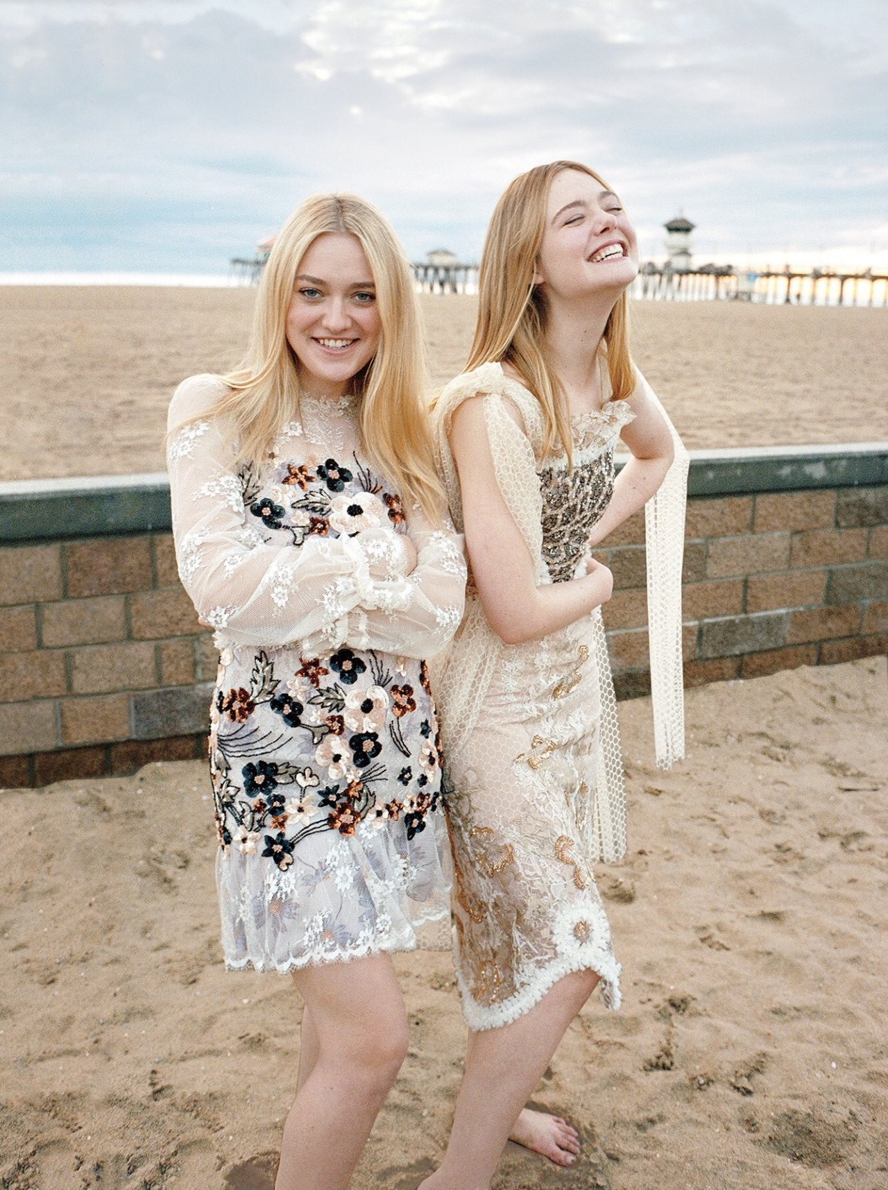 Women Outdoors Elle Fanning Dakota Fanning Laughing Sand Beach Couple Smiling Standing Blonde Long H 1280x1715