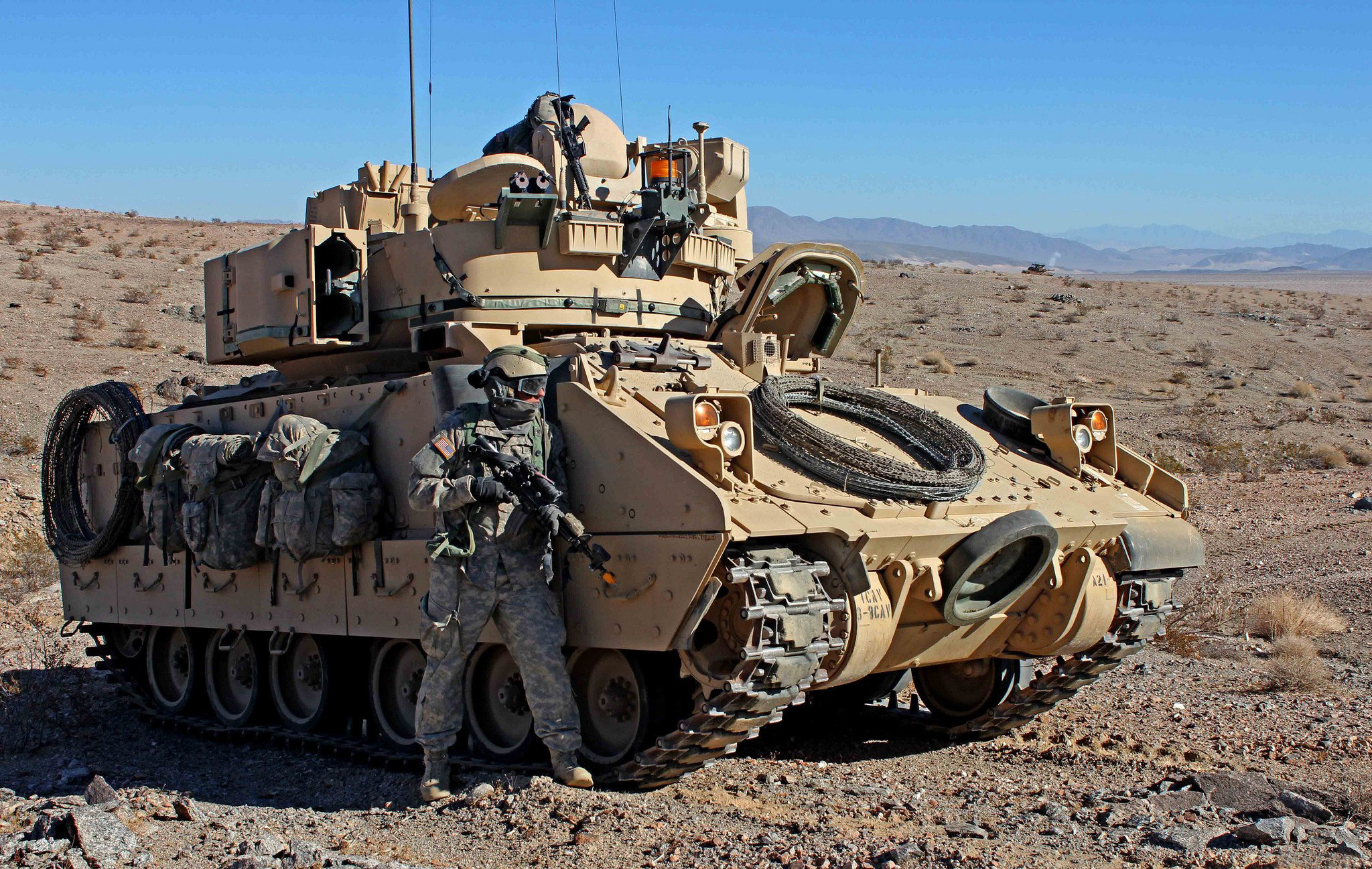 M2 Bradley Armored Personnel Carrier Soldier 2048x1297