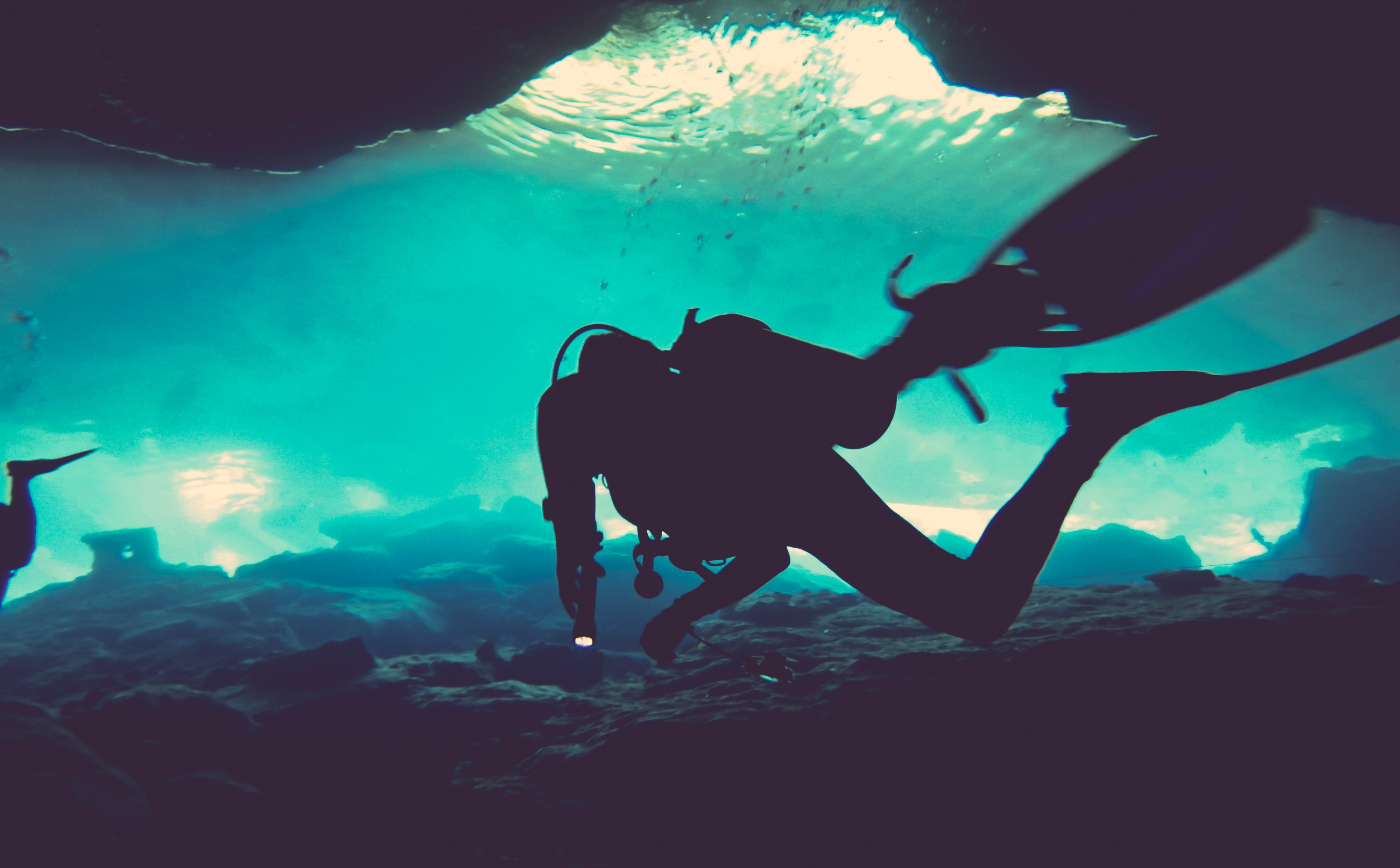 Underwater Sea Divers Turquoise 4320x2679