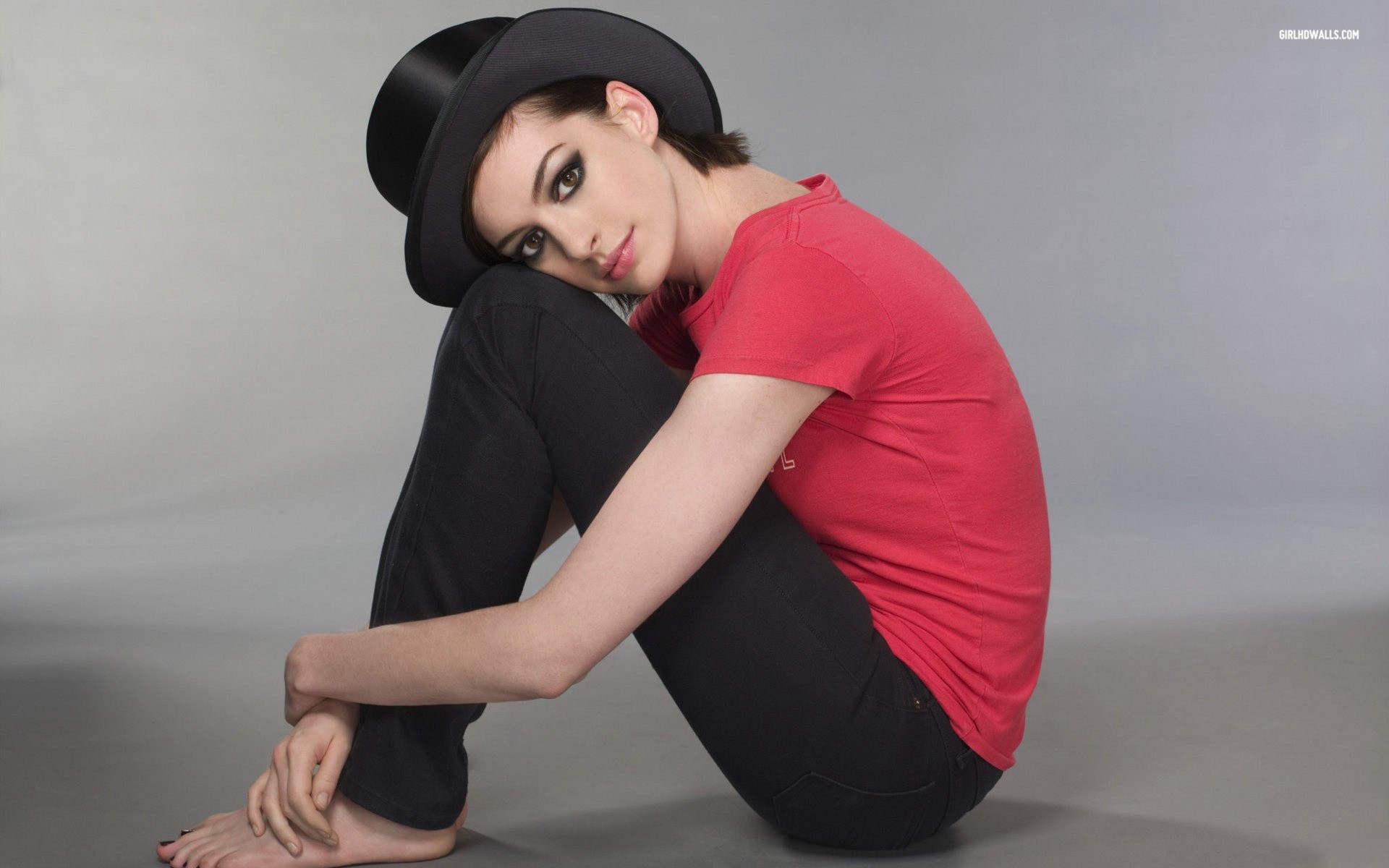 Anne Hathaway Celebrity Actress Top Hat Barefoot 1920x1200