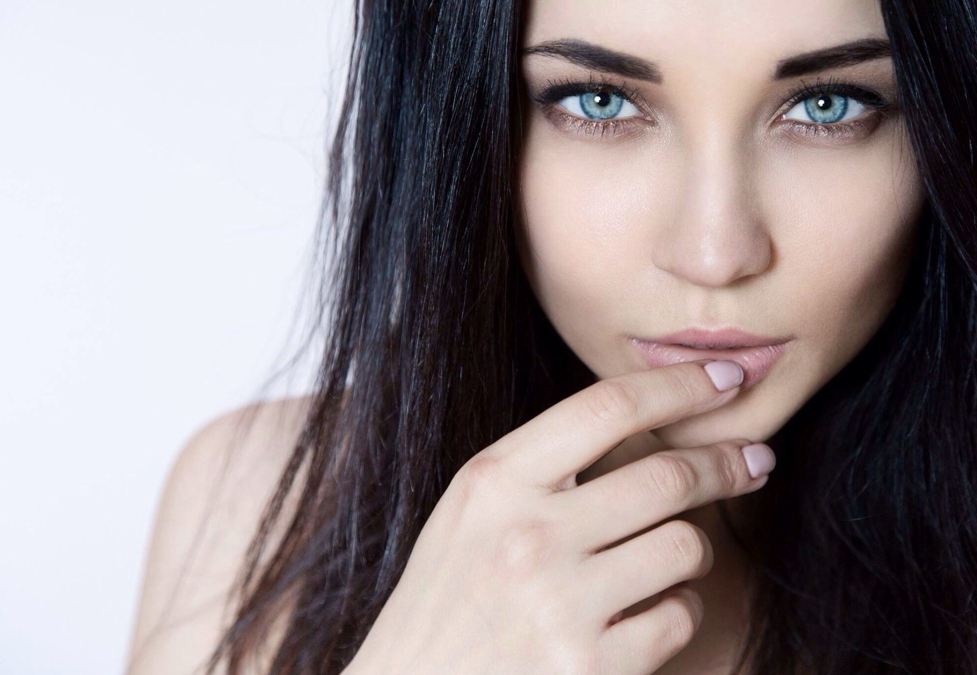 Angelina Petrova Face Model Ukrainian Brunette Blue Eyes 1977x1365