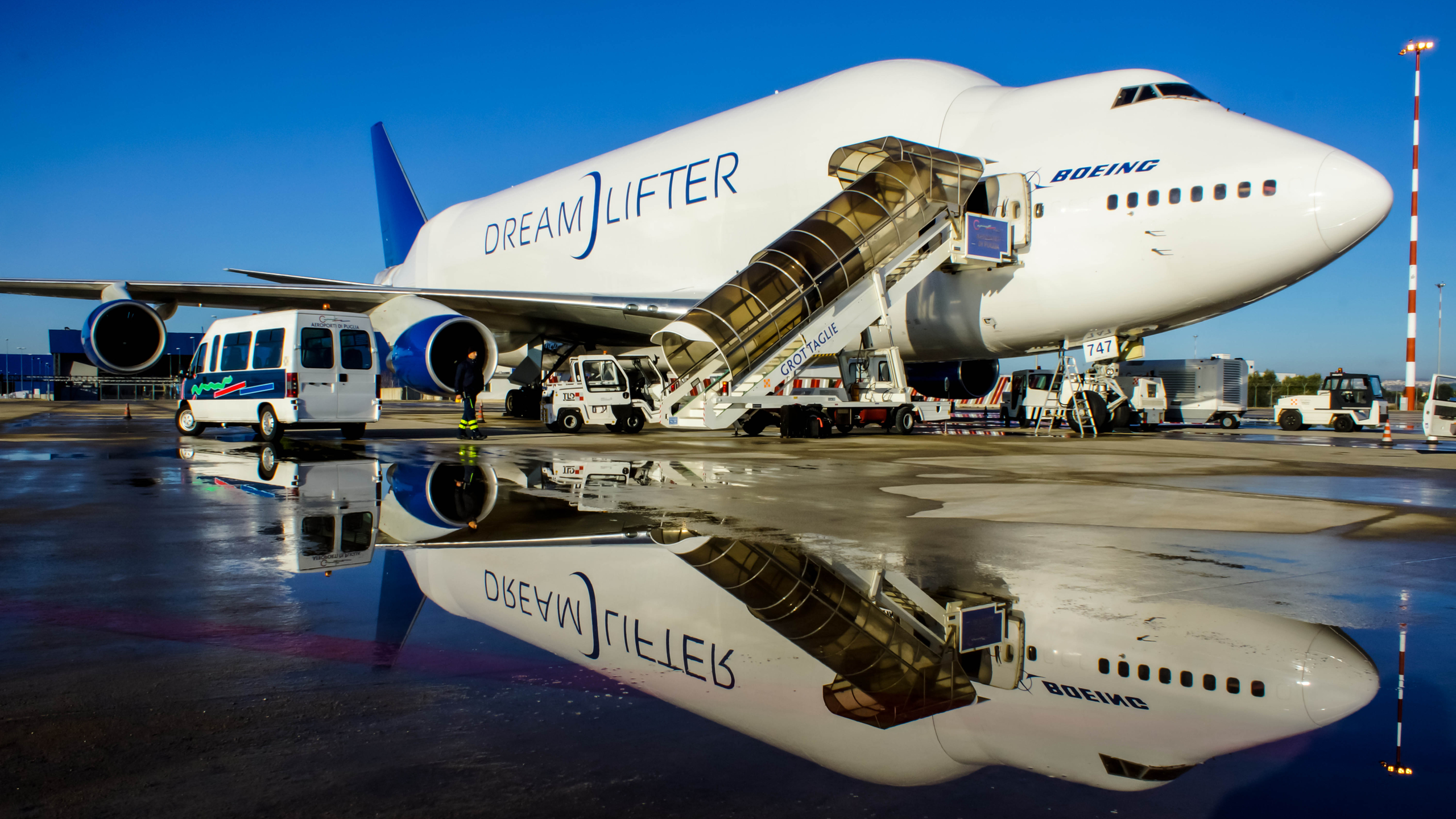 Airplane Boeing 747 Dreamlifter 2560x1440