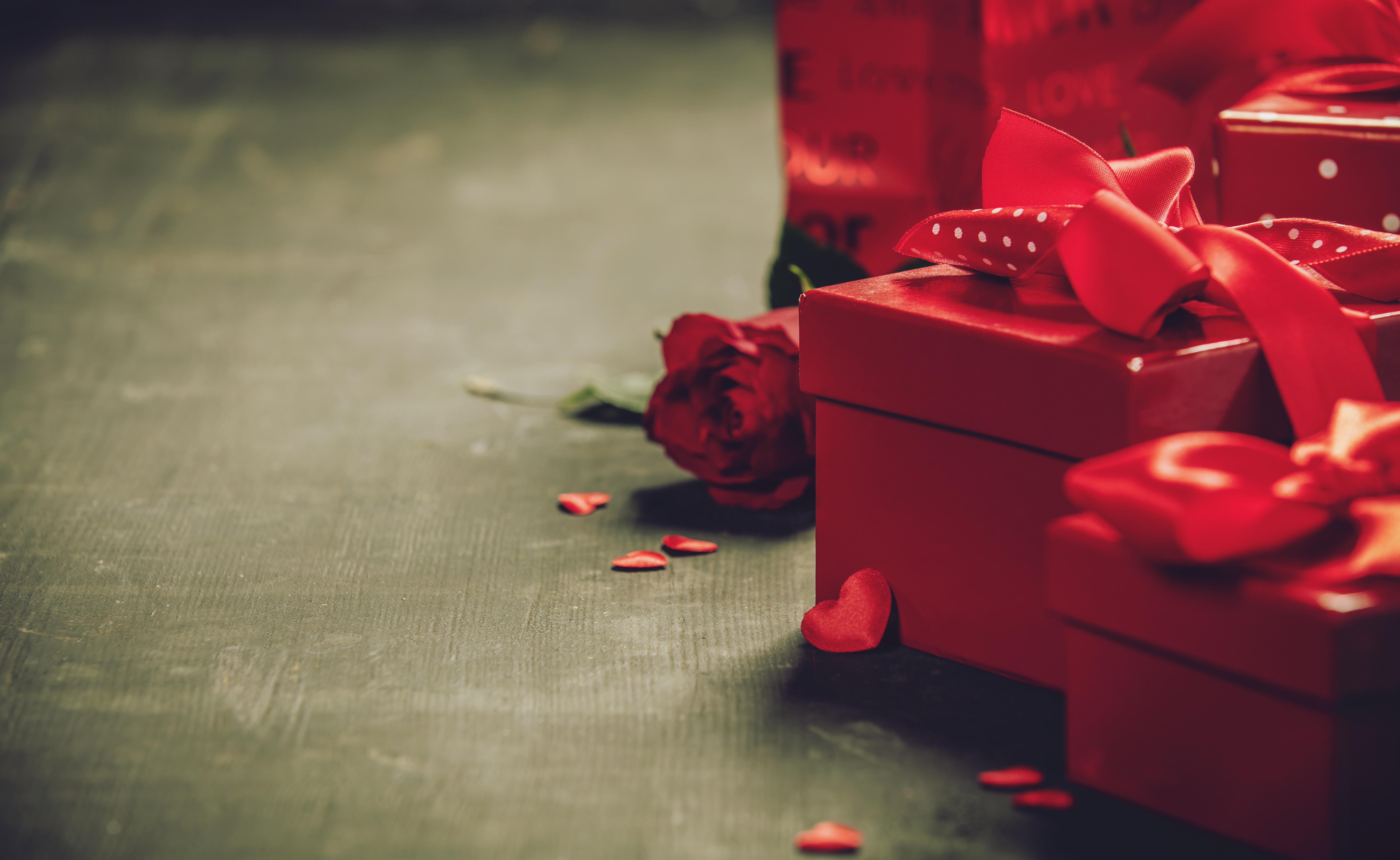 Red Rose Boxes Presents 6000x3685