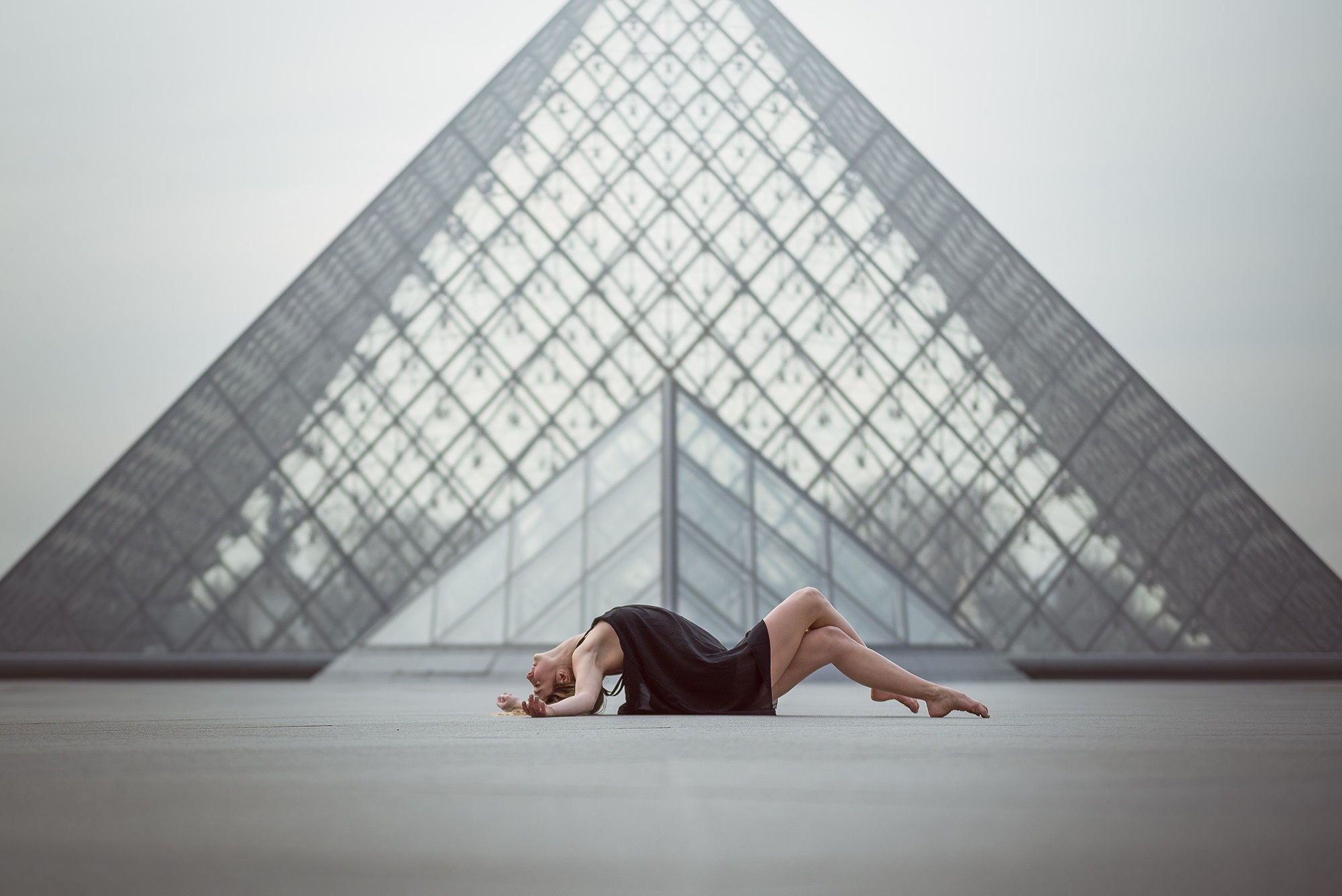 Ballet Women Paris Louvre Legs Crossed Black Dress Armpits Barefoot 2000x1335