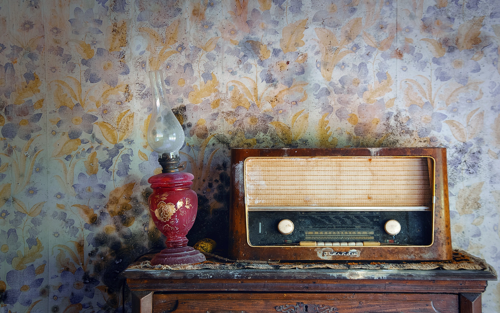 Radio Old Technology Indoors 2048x1280